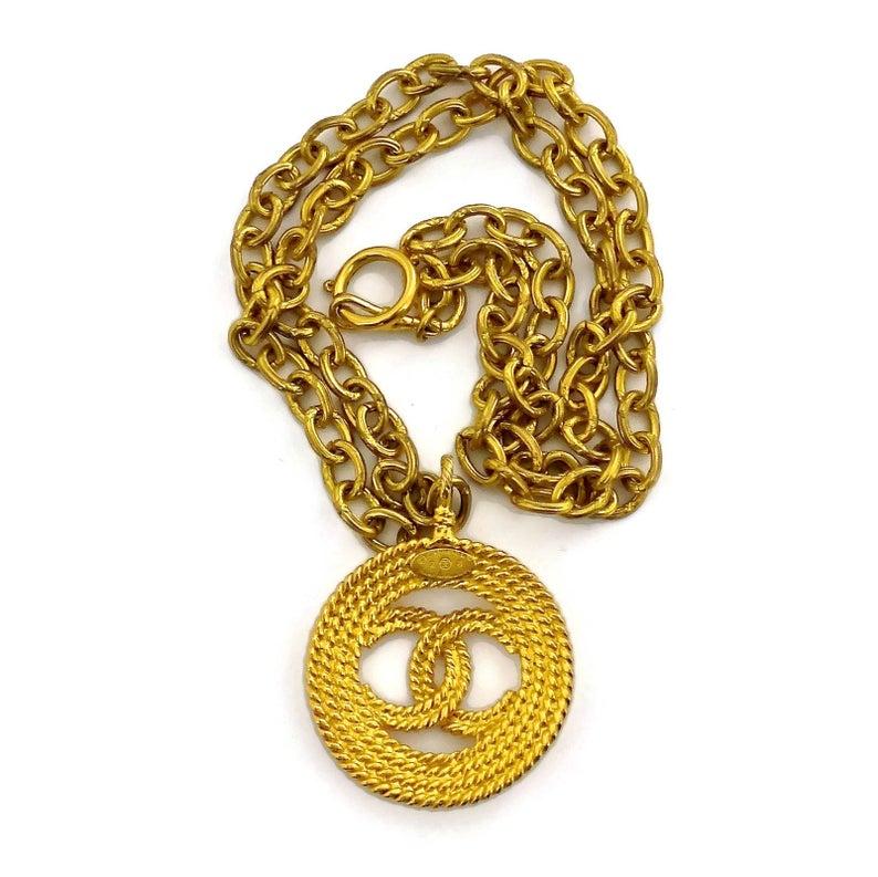 Vintage CHANEL Logo Medallion Necklace In Excellent Condition For Sale In Kingersheim, Alsace