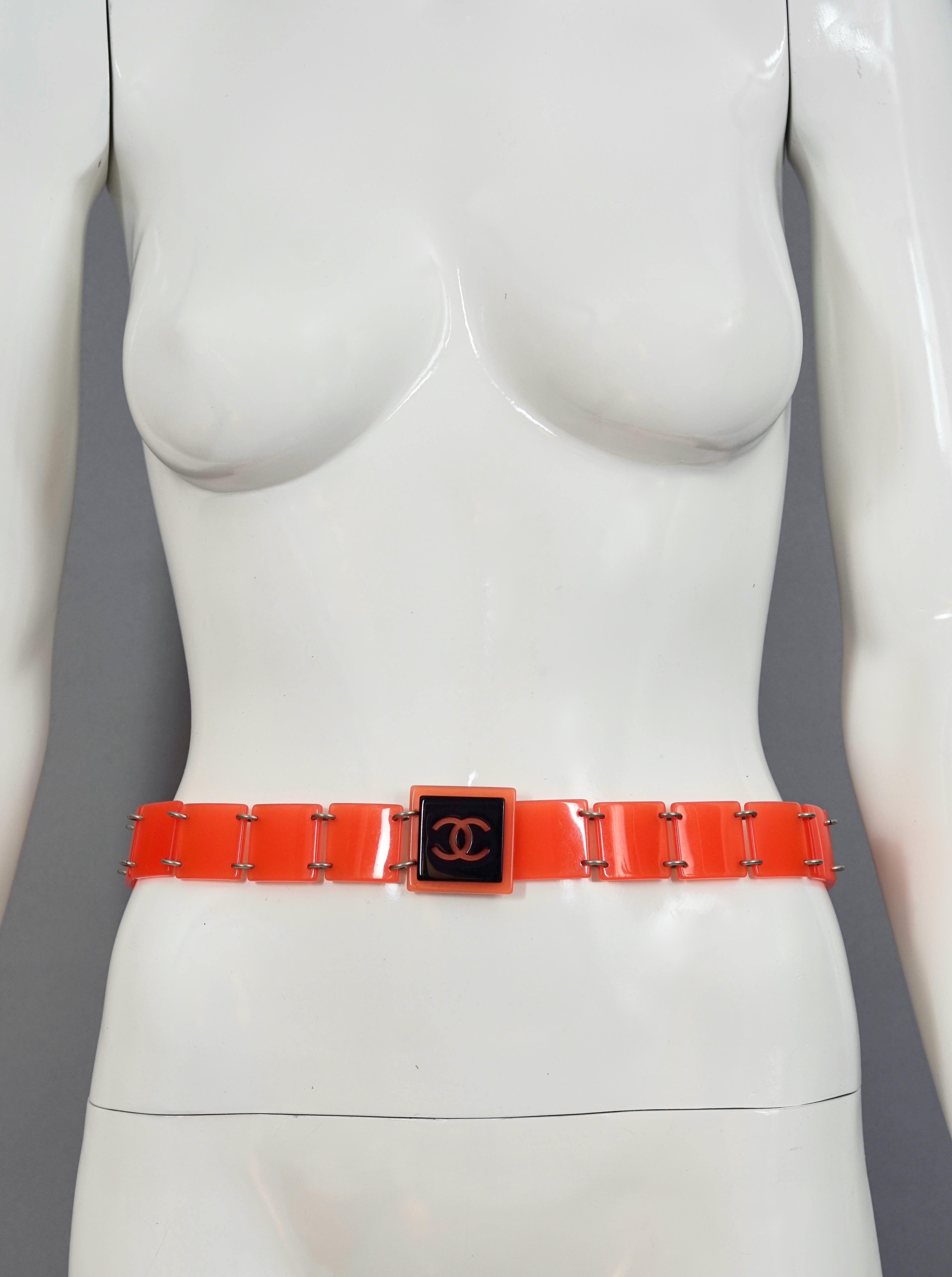 Vintage CHANEL Logo Neon Orange Modular Block Link Belt

Measurements:
Buckle Height: 1.57 inches (4 cm)
Strap Height: 1.18 inches (3 cm)
Wearable Length: 29.52 inches (75 cm)

Features:
- 100% Authentic CHANEL from the 2000 Transition Collection.
-