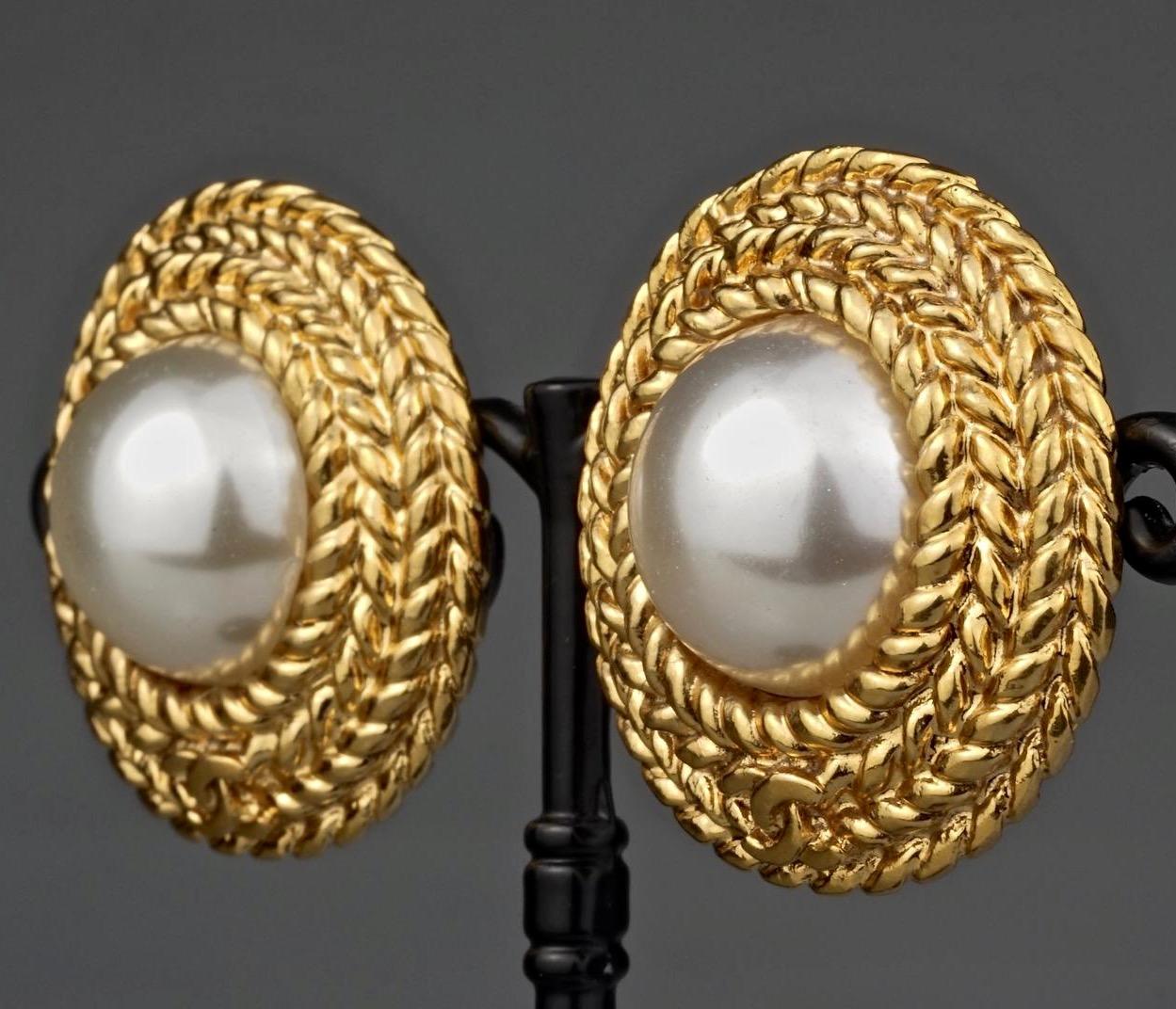 Vintage CHANEL Logo Pearl Braided Earrings In Excellent Condition In Kingersheim, Alsace