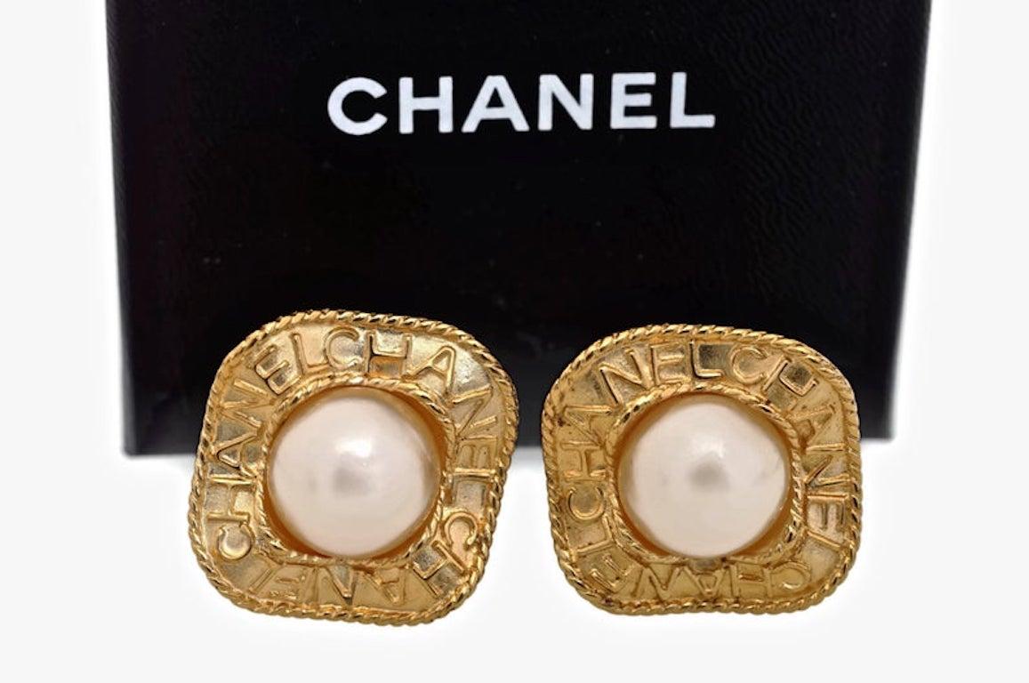 Vintage CHANEL Logo Pearl Concave Earrings

Measurements:
Height: 1 3/8 inches
Width: 1 3/8 inches

Features:
- 100% Authentic CHANEL.
- Concave inverted square with CHANEL inscriptions.
- Faux pearl centre piece.
- Clip back earrings.
- Signed