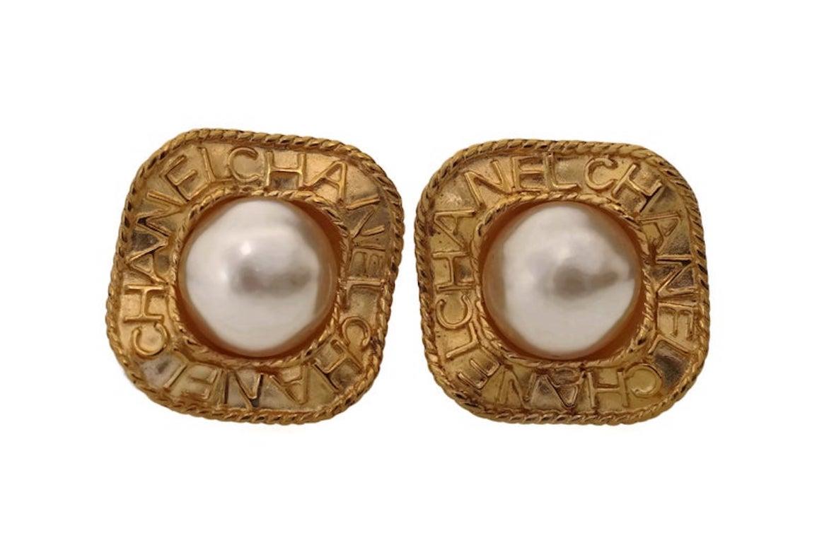 Vintage CHANEL Logo Pearl Concave Earrings In Excellent Condition In Kingersheim, Alsace