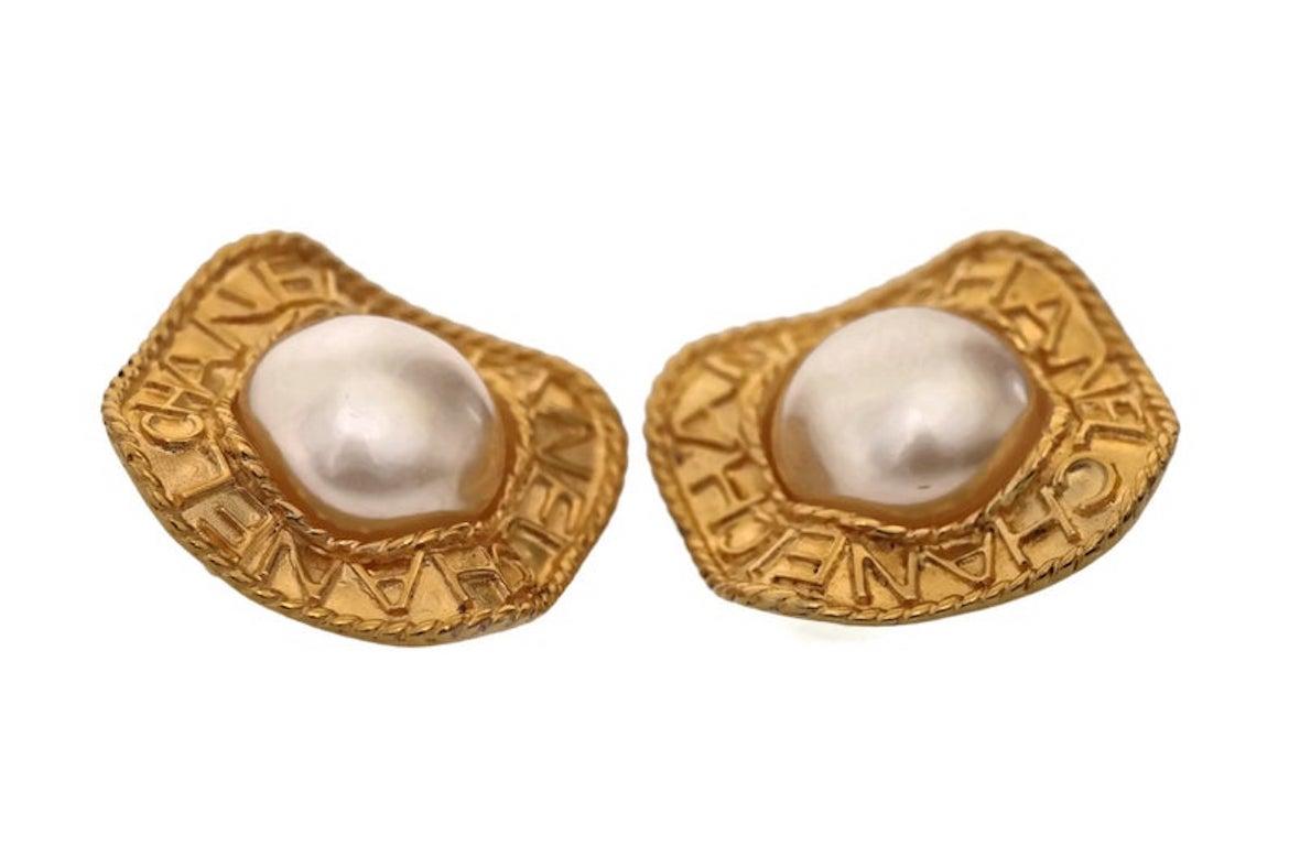Vintage CHANEL Logo Pearl Concave Earrings 1