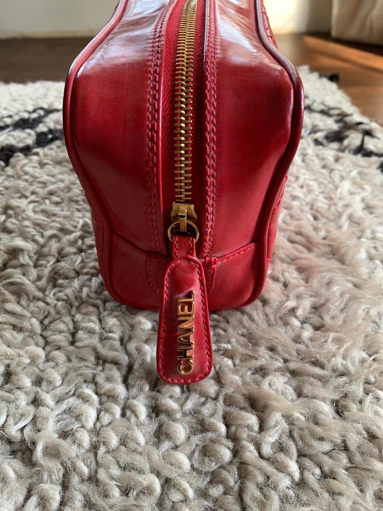 Vintage CHANEL Logo Quilted Red Leather Gold Zipper Pull Bag Clutch Purse Bag 2