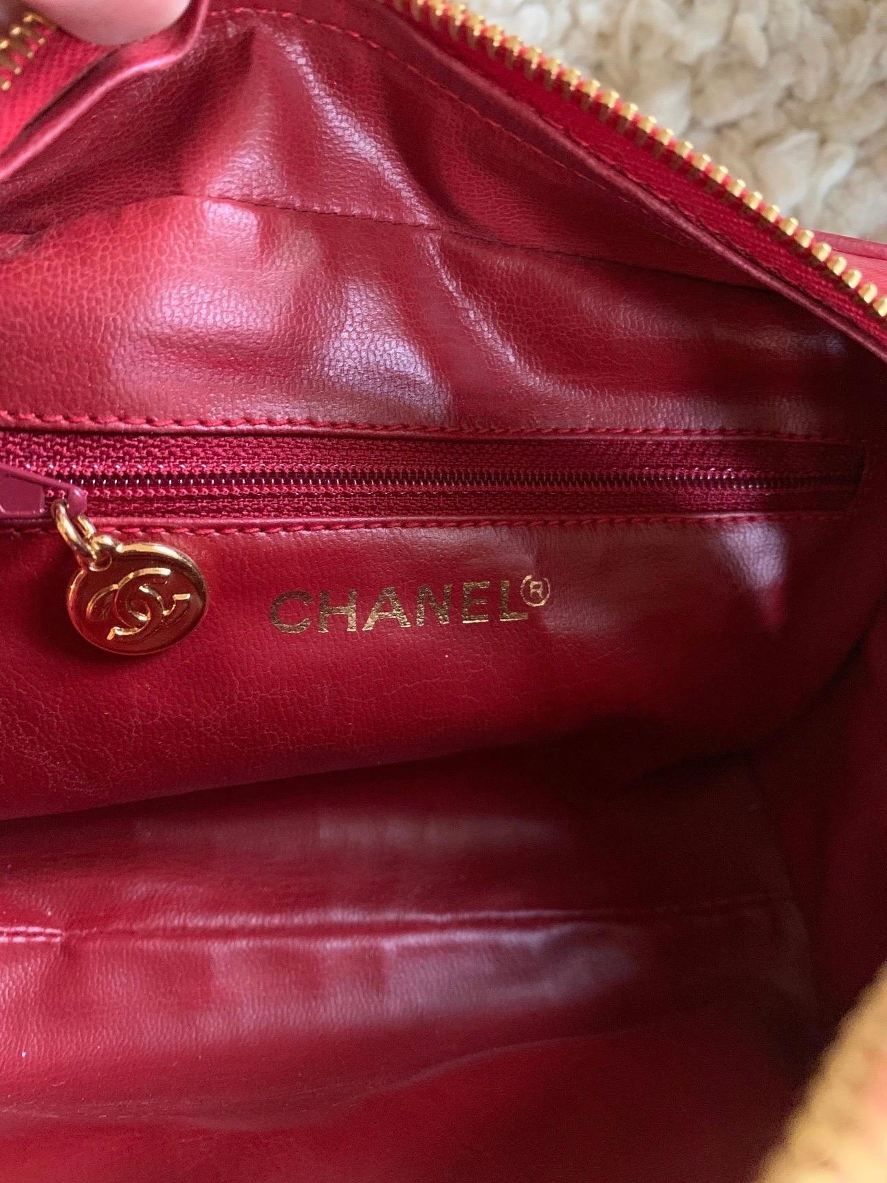Vintage CHANEL Logo Quilted Red Leather Gold Zipper Pull Bag Clutch Purse Bag 3