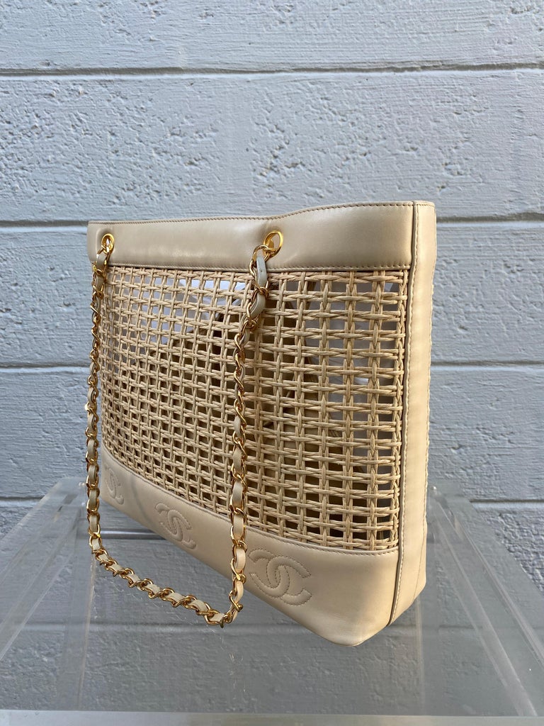 Seltene Chanel Shopper Tasche aus gewebtem Stroh Lammfell in Beige im Angebot bei 1stDibs chanel tasche beige chanel shopper beige chanel tasche shopper beige