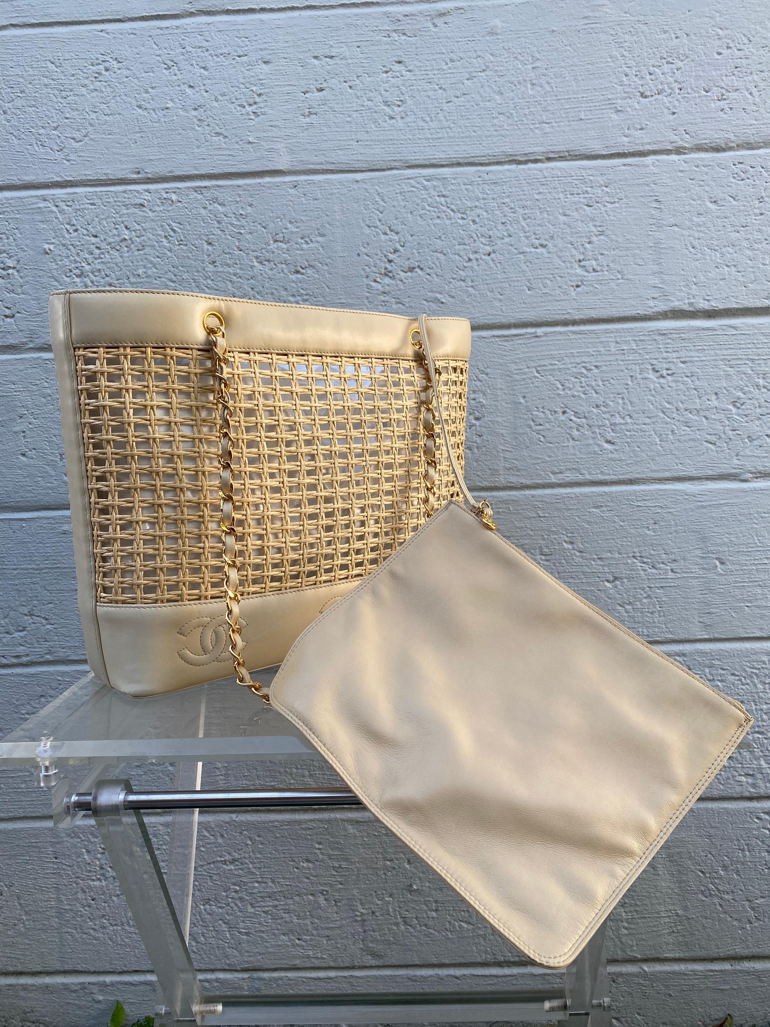 Seltene Chanel Shopper-Tasche aus gewebtem Stroh-Lammfell in Beige  Damen im Angebot