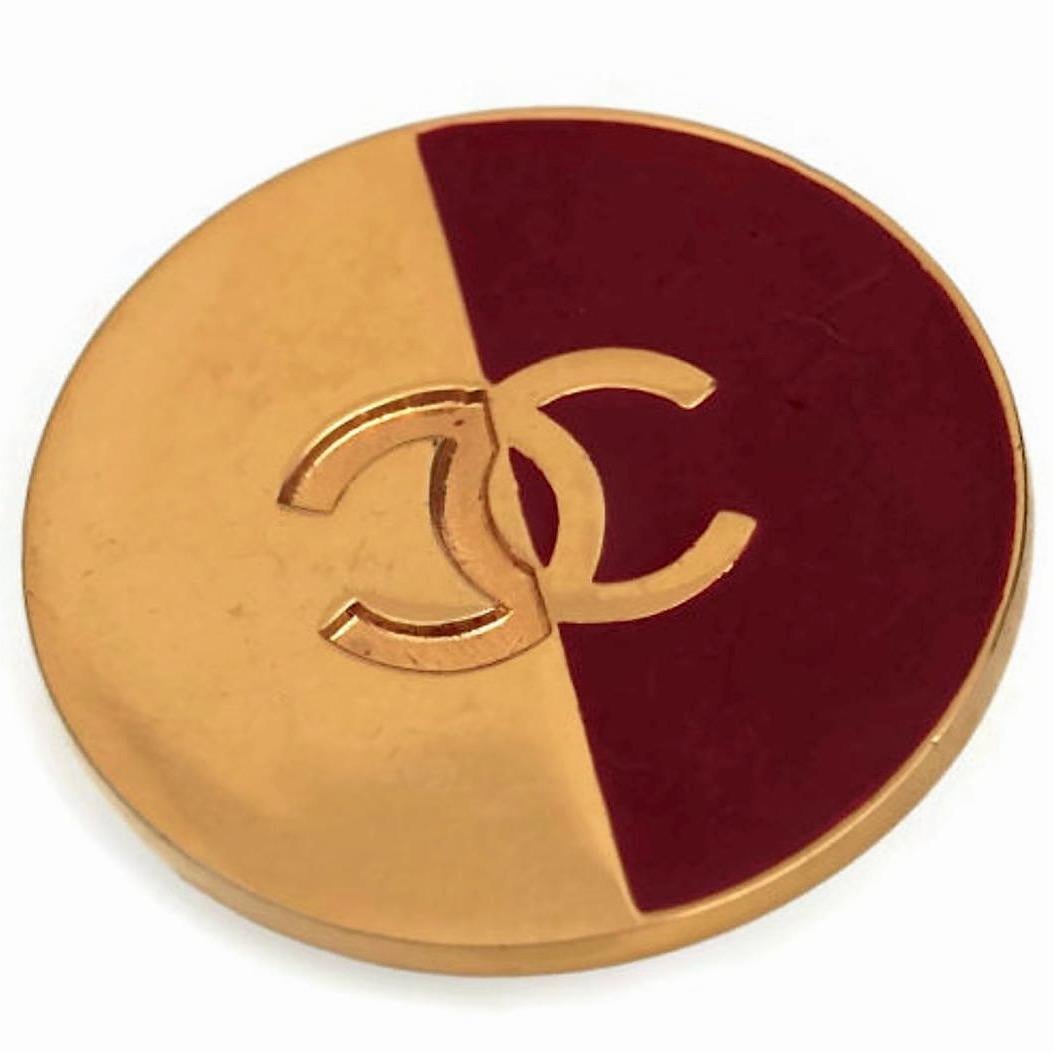 Vintage CHANEL Logo Red Gold Brooch

Measurements:
Height: 1 4/8 inches (little bit more)
Width: 1 4/8 inches (little bit more)

Features:
- 100% Authentic CHANEL.
- Iconic CC logo at the centre.
- Round brooch is divided into gold and red.
- The