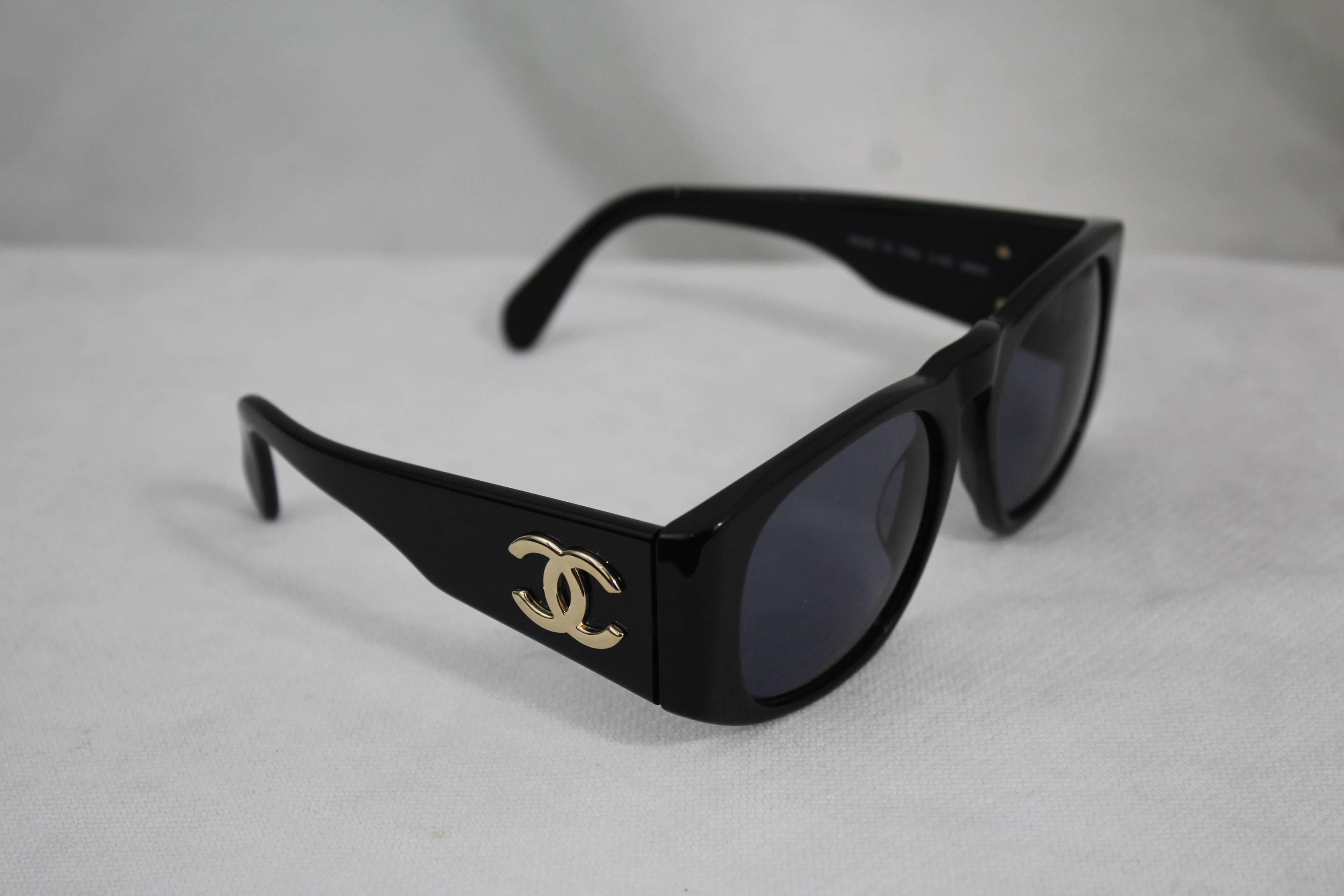 Nice pair of vintage Chanel sunglasses in excellent condition.

With box (recent) not the original one.