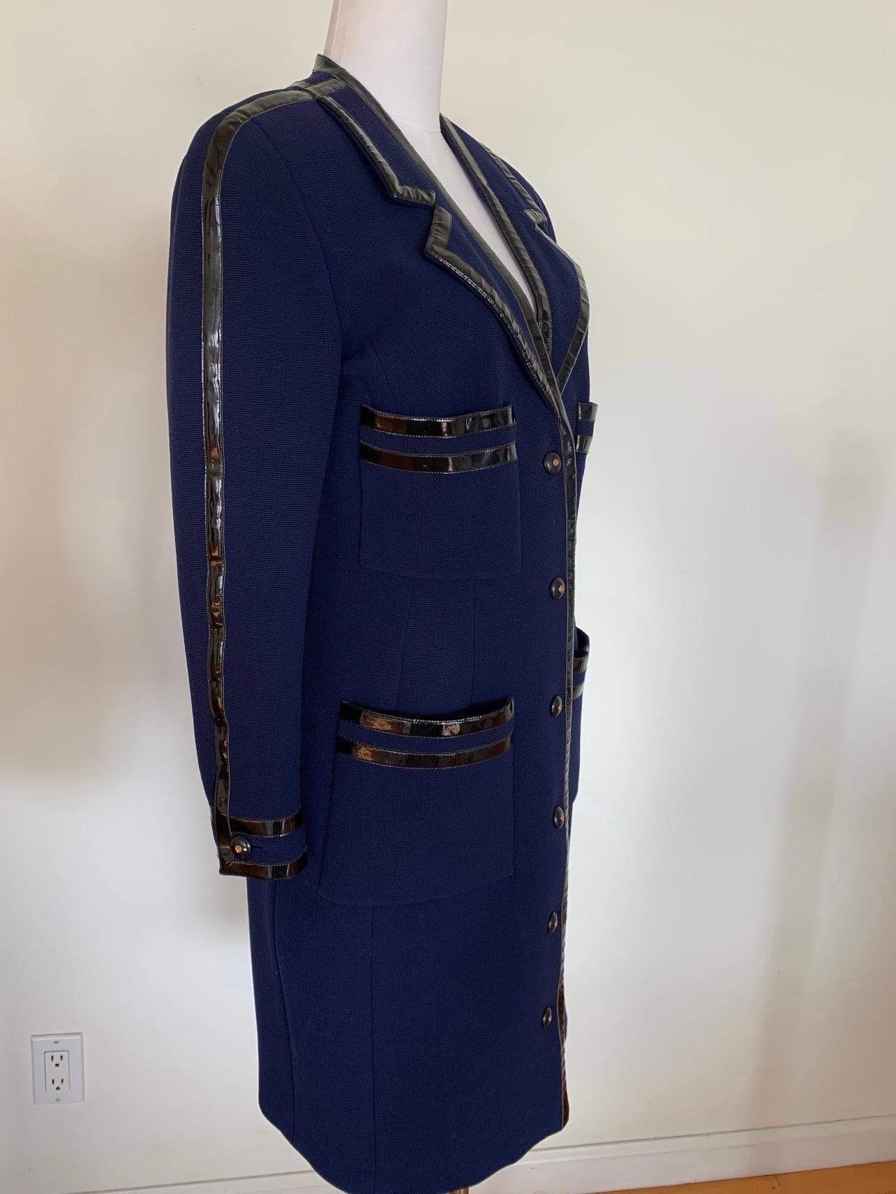 Noir CHANEL Manteau long vintage en laine bleue et noire avec boutons à logo CC en vente