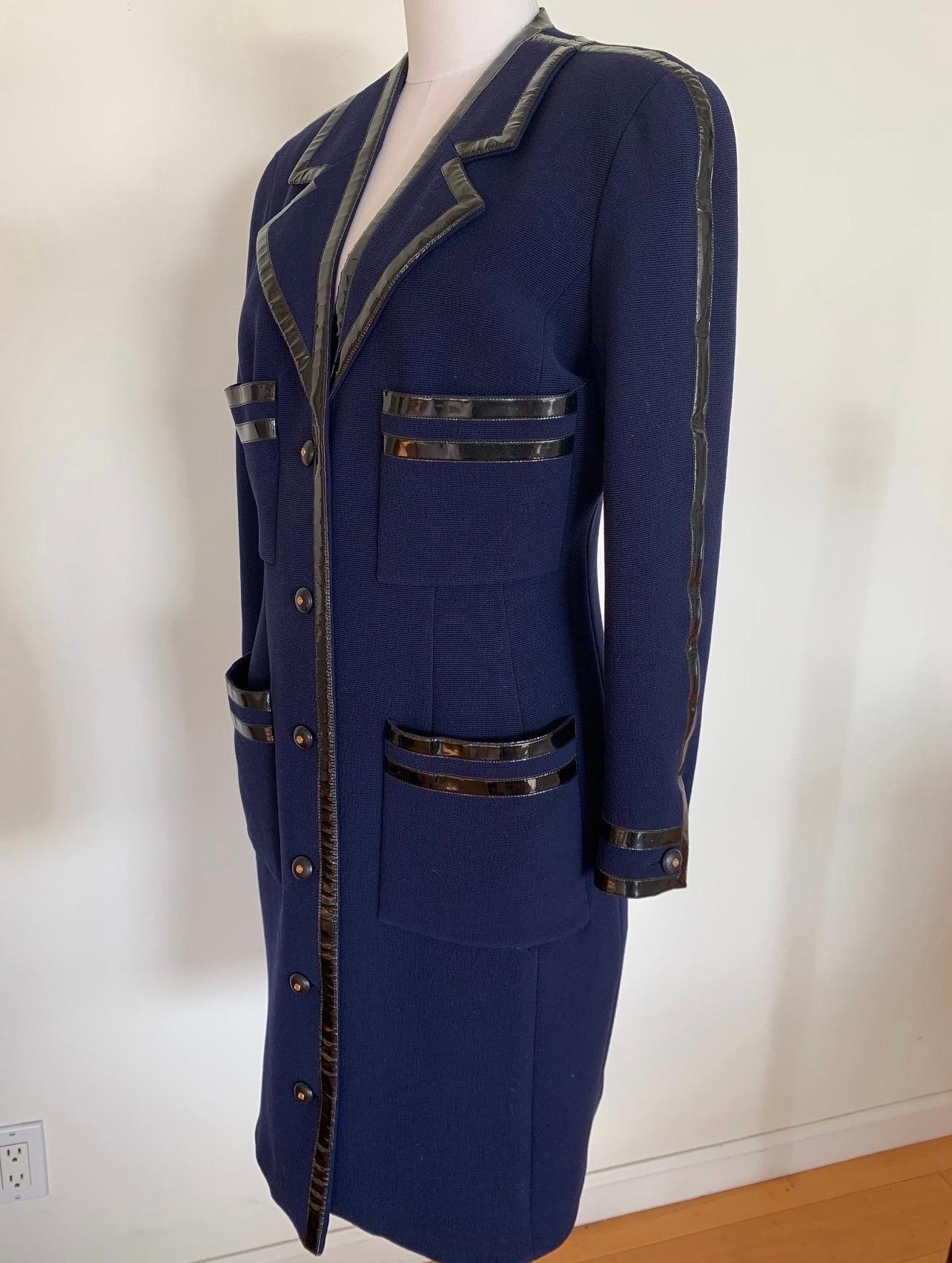 CHANEL Manteau long vintage en laine bleue et noire avec boutons à logo CC Pour femmes en vente