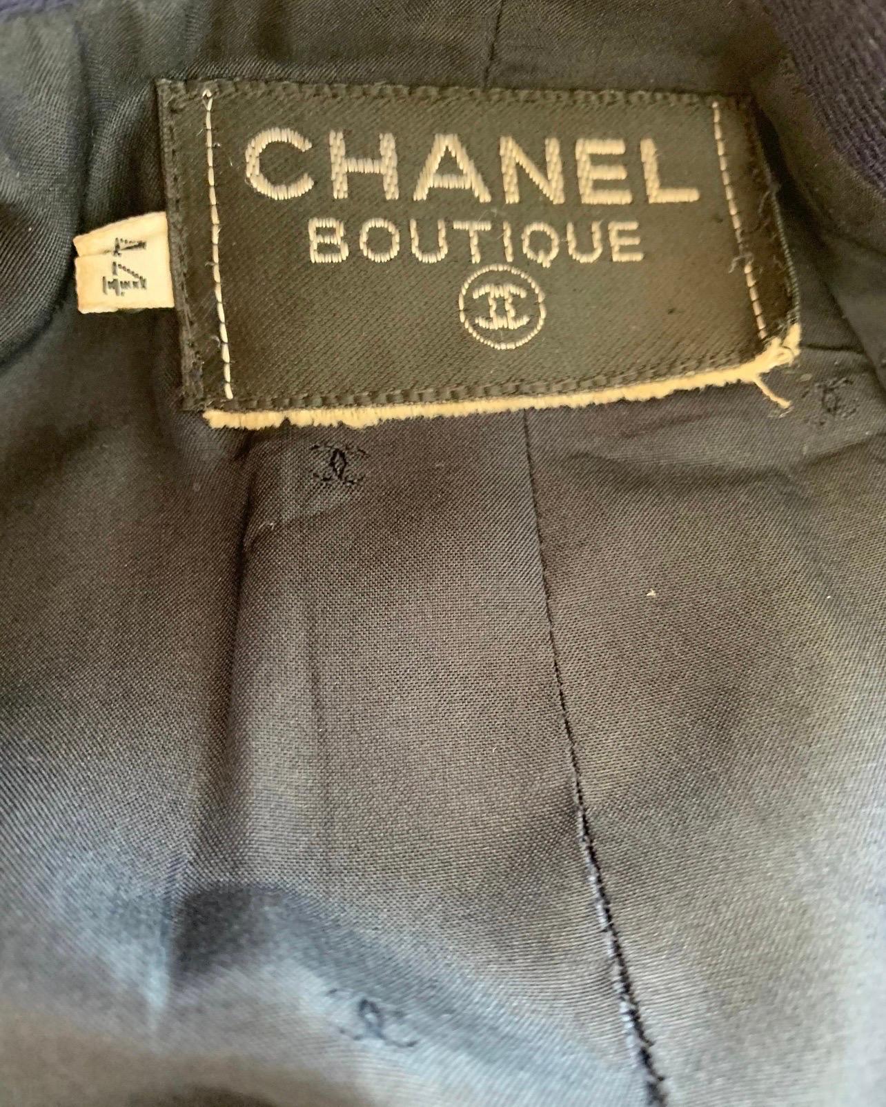 CHANEL Manteau long vintage en laine bleue et noire avec boutons à logo CC en vente 2