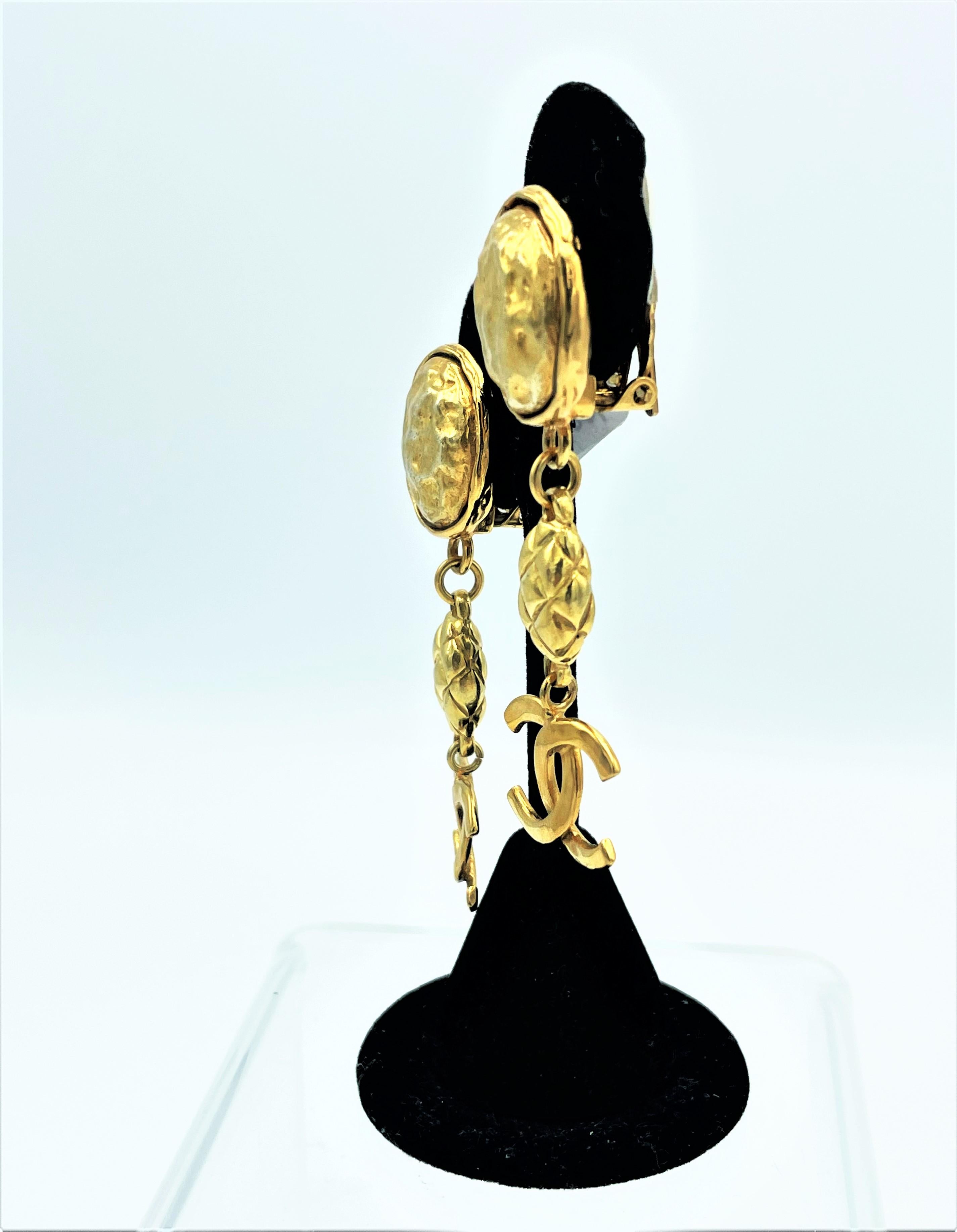 Vintage Chanel long clip-on earring, iconic CC's,  signed 1970-81, gold plated  In Good Condition In Stuttgart, DE