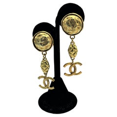 Longues boucles d'oreilles vintage Chanel à clip, emblématiques CC  signé 1970-81, plaqué or 