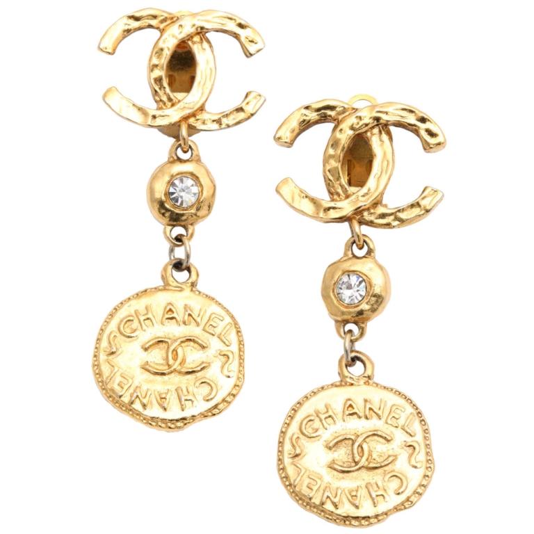 Beautiful vintage Chanel long coin dangling earrings with the iconic CC and rhinestones.

Specifications: Height: 2.6, Width: 1.1 inches