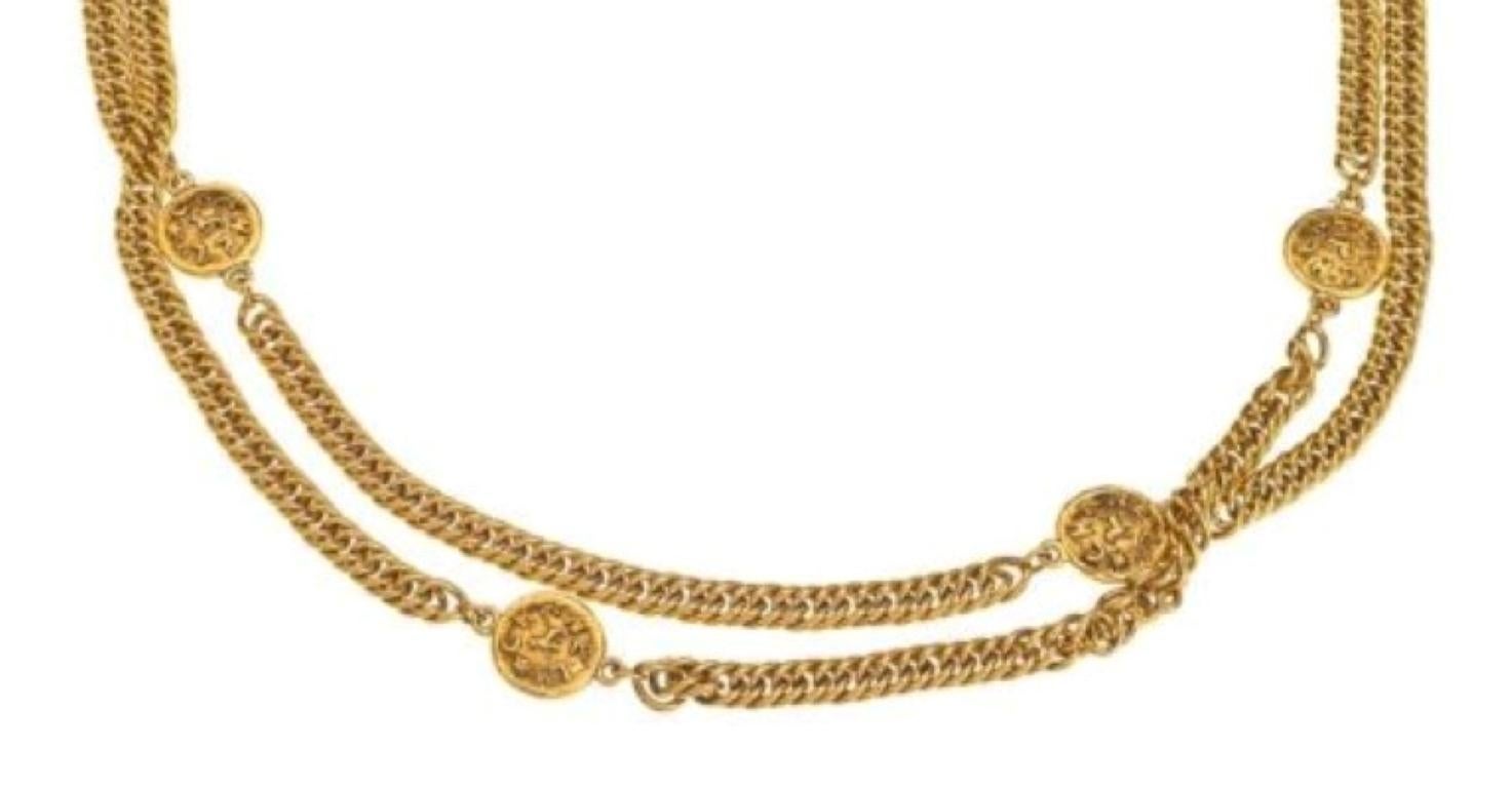 Vintage Chanel long sautoir necklace with lion motifs and Chanel logos.

Specifications: Length: 68 inches