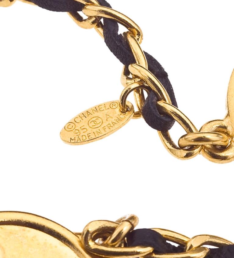 Äußerst seltene Vintage Chanel lange schwarz-goldene Kette mit Zodiac-Motiven. Signiert Chanel 95A Made in France.

Spezifikationen: Länge 74 Zoll