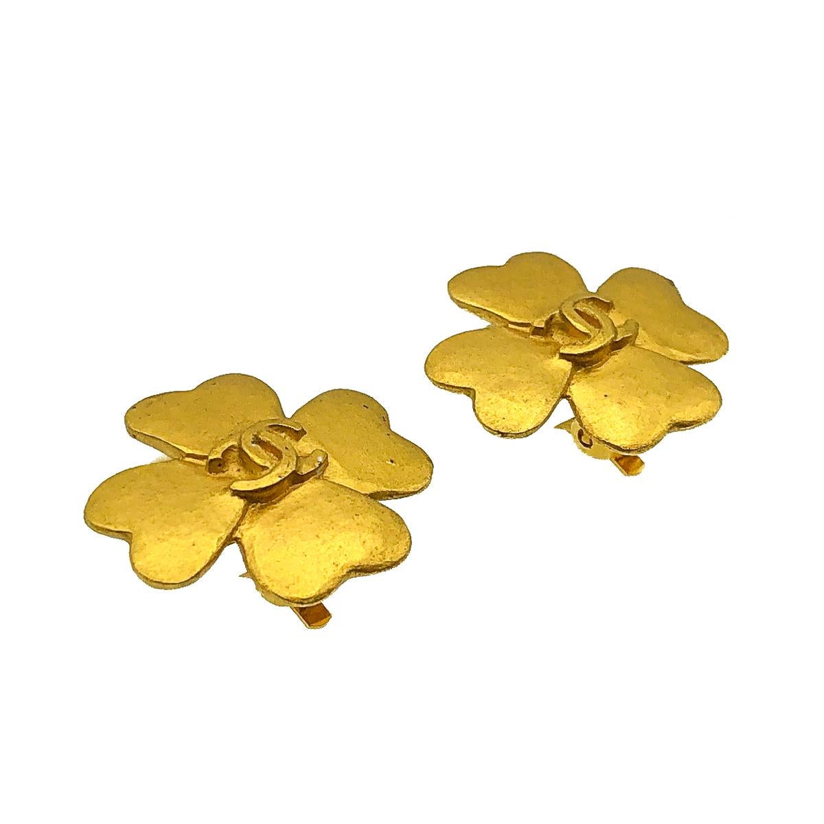 A timeless pair of Vintage Chanel Lucky Clover Earrings from 1995 and featuring the iconic interlocking CC. A true golden age for the House with Lagerfeld and Castellane at the helm.

Vintage Condition: Very good without damage or noteworthy
