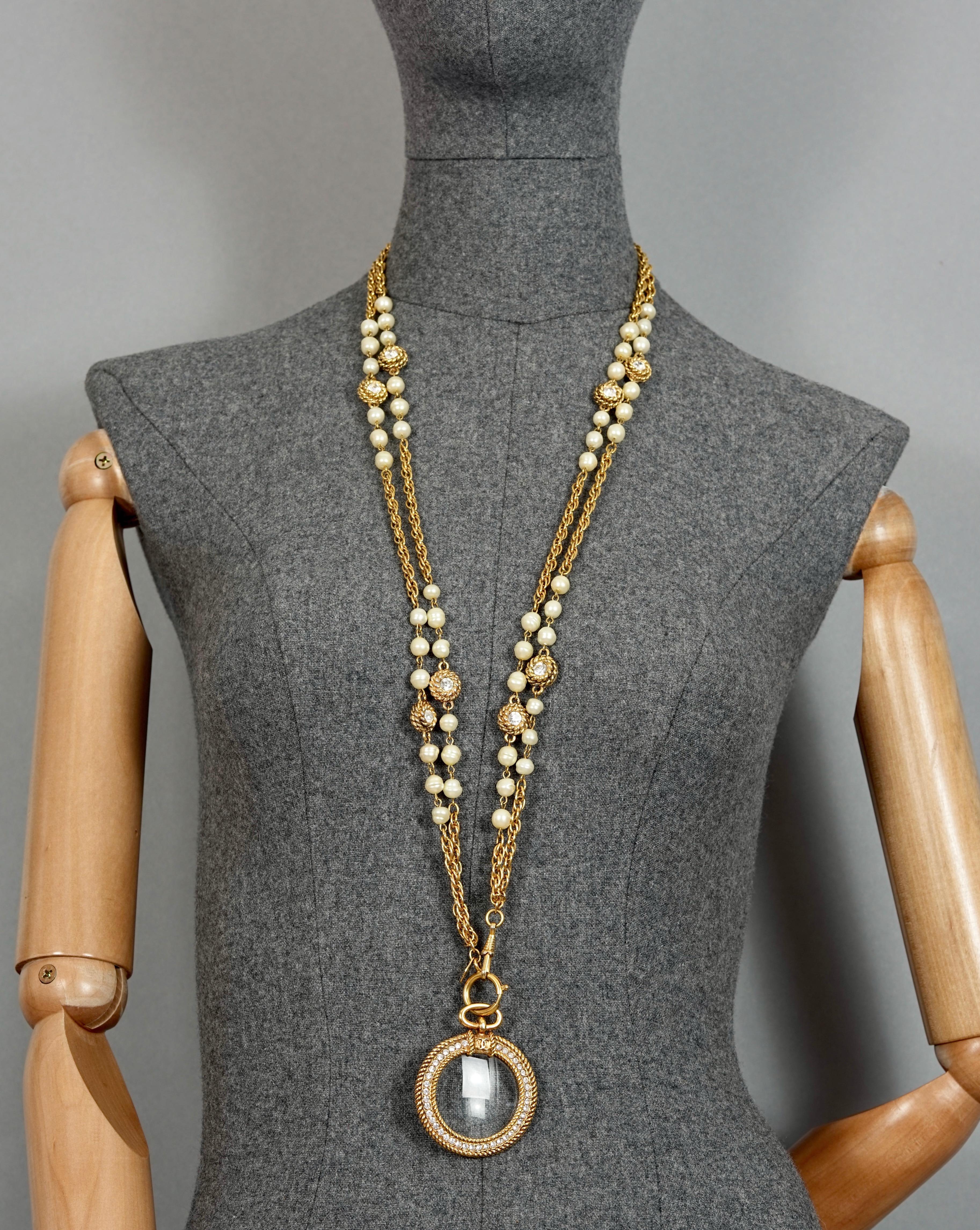 Vintage CHANEL Magnifying Glass Pearls Rhinestone Long Double Chain Necklace

Measurements:
Pendant Height: 2.95 inches (7.5 cm) with the pendant bail
Medallion Diameter: 1.97 inches (5 cm)
Total Length: 35.43 inches (90 cm)

Features:
- 100%