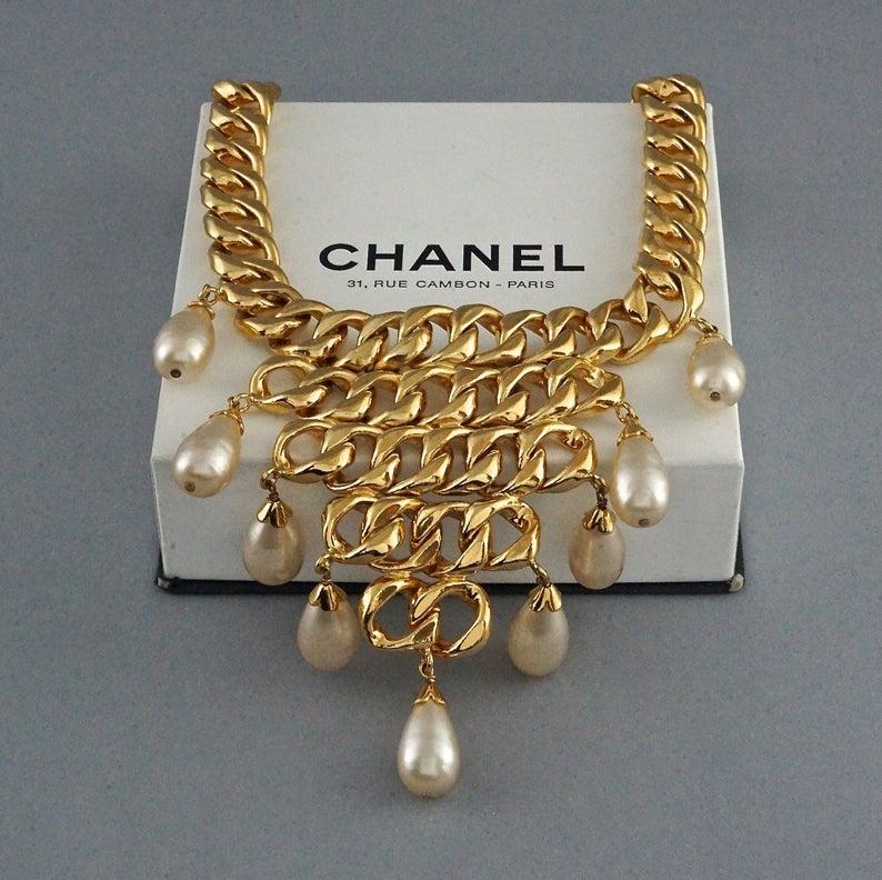 Vintage CHANEL Massive Chain Pearl Drop Choker Necklace

Measurements:
Height: 4.92 inches (12.5 cm)
Wearable Length: 16.14 inches (41 cm) to 17.91 inches (45.5 cm)

Features:
- 100% Authentic CHANEL.
- Chunky chain with huge 9 teardrop pearls.
-