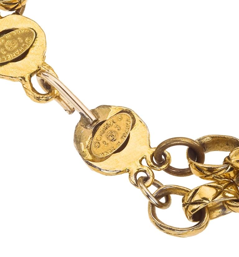 Beschreibung: Chanel große Halskette mit Doppelkette mit Unterschrift gesteppt Details und CC-Logo mit Strasssteinen.

Zeitraum: 1980-1990's