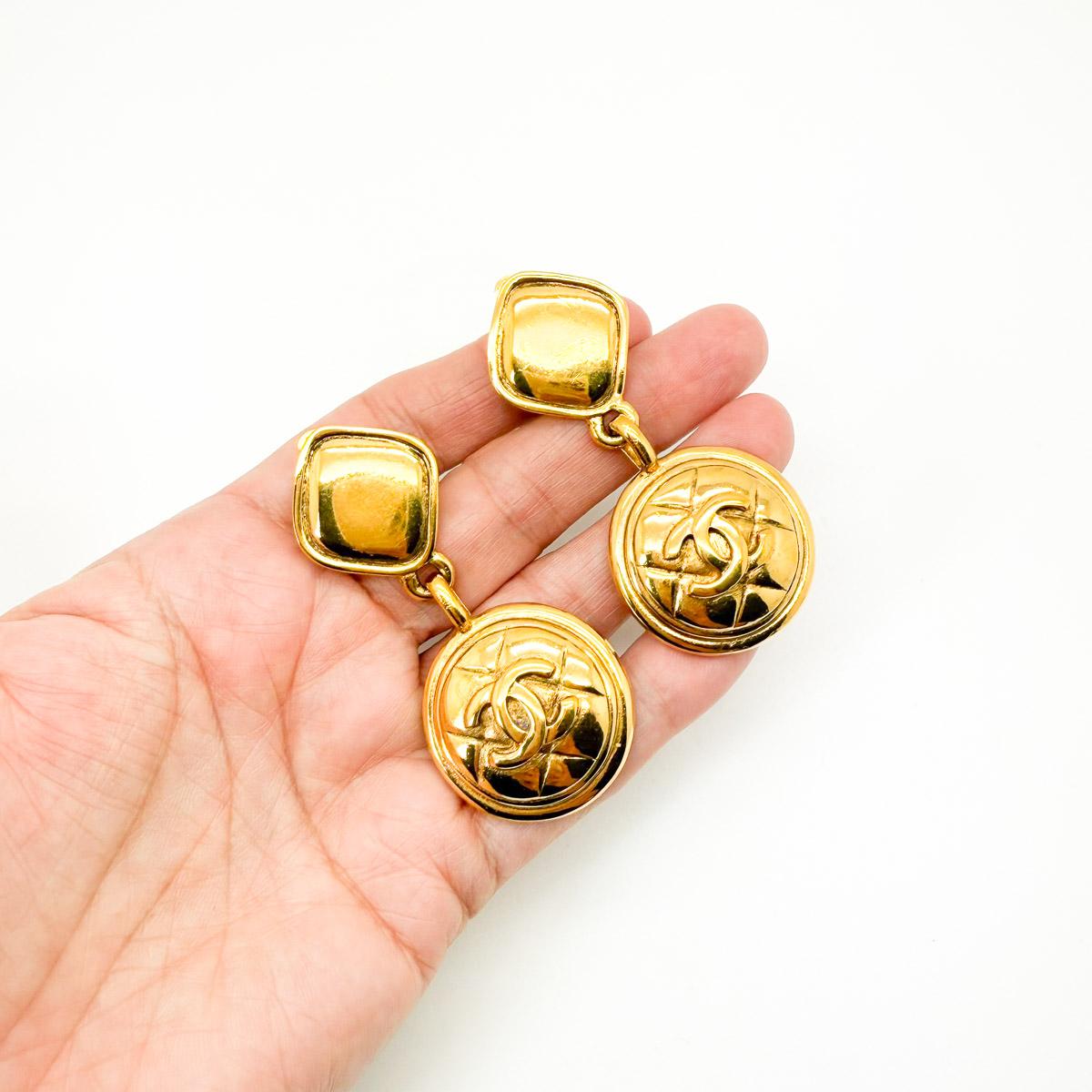 	
Véritable trésor de collection, ces rares boucles d'oreilles Chanel CC des années 1980 reflètent parfaitement le glamour et l'innovation de l'ère Lagerfeld & de Castellane. Réalisée en métal lourd plaqué or, cette paire iconique arbore le logo CC