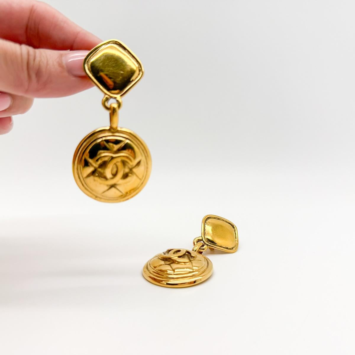 Boucles d'oreilles Chanel Matelassé CC Logo Rare 1980 Pour femmes en vente