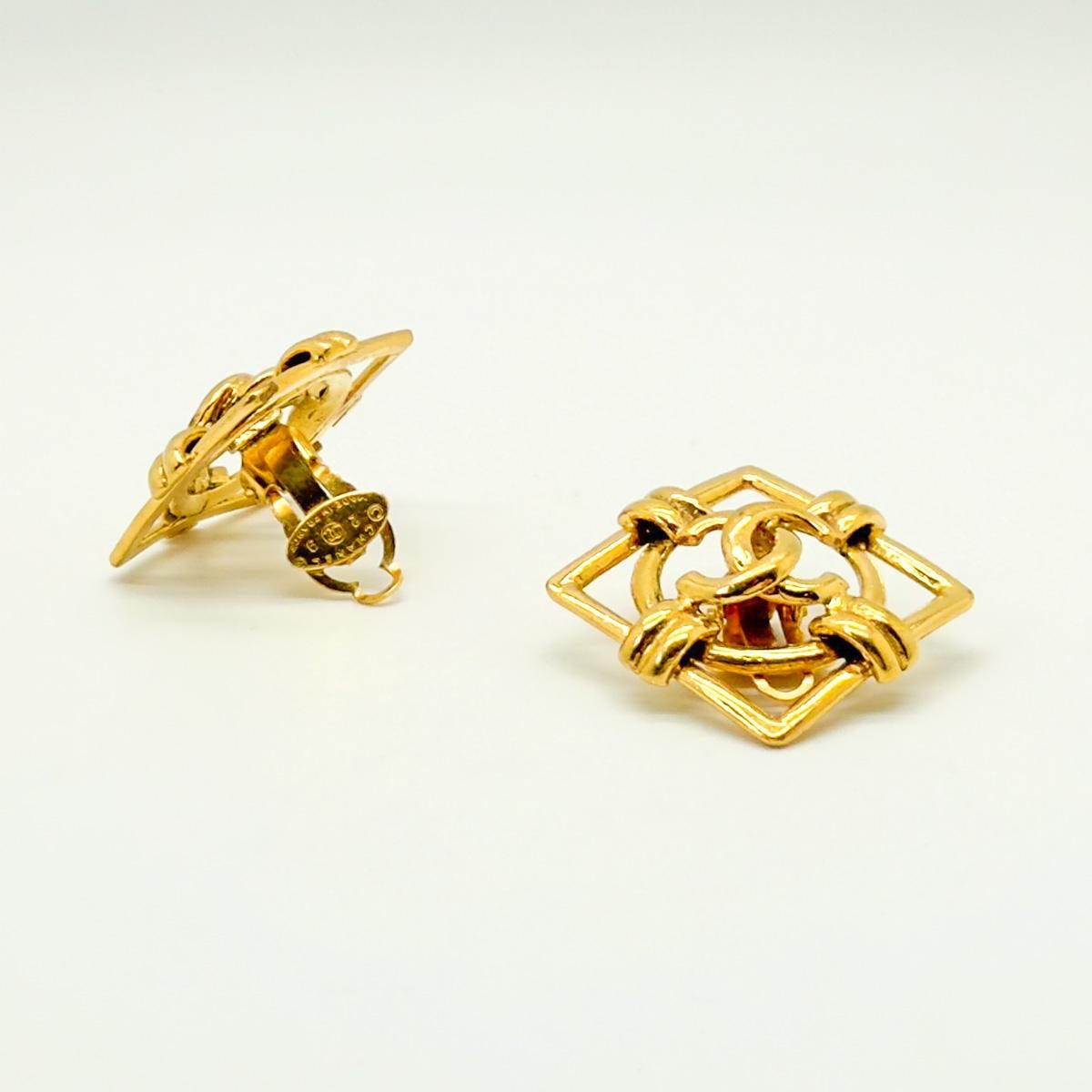 Boucles d'oreilles Chanel Matelassé CC Logo Rare 1980 en vente 1
