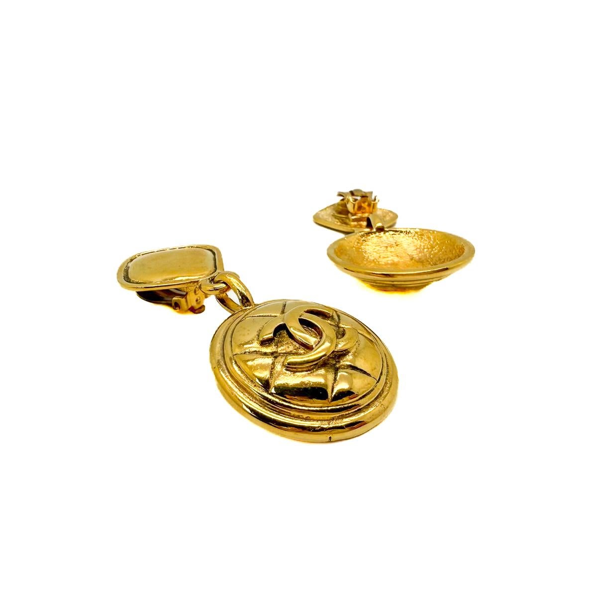 Boucles d'oreilles Chanel Matelassé CC Logo Rare 1980 en vente 3