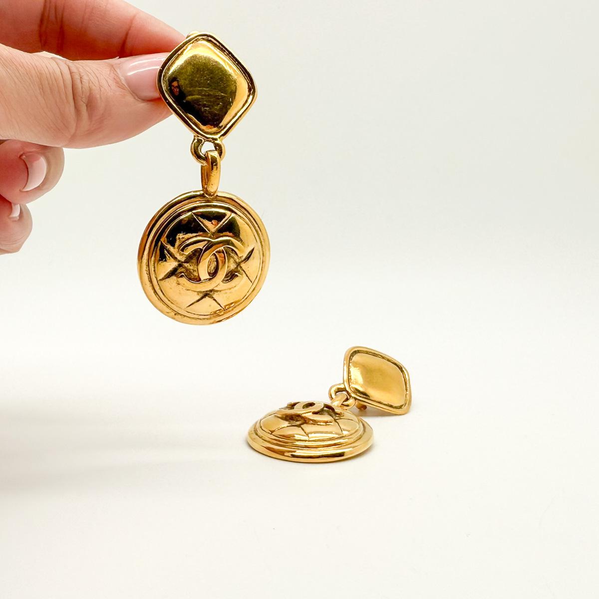 Boucles d'oreilles Chanel Matelassé CC Logo Rare 1980 en vente 4