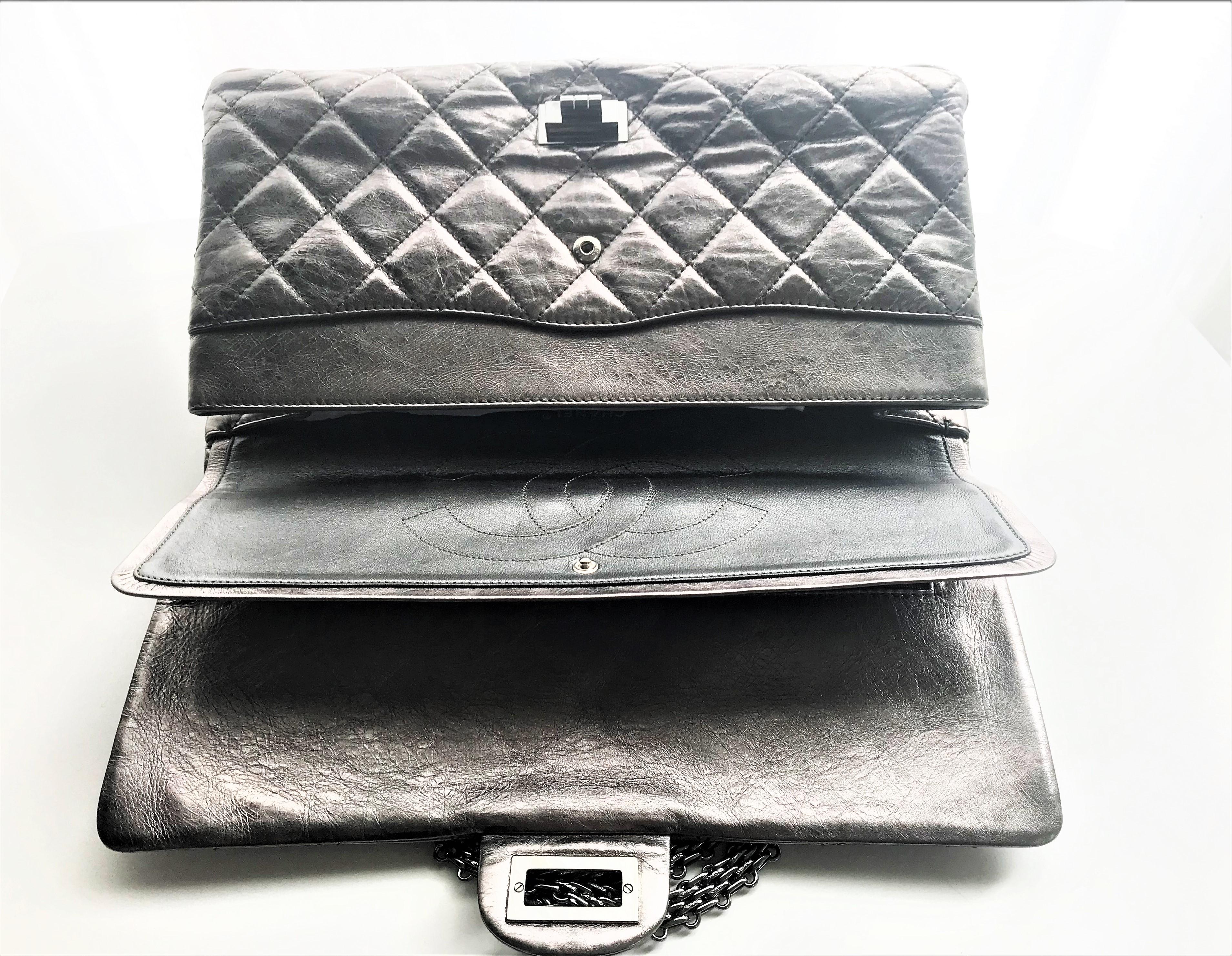 Chanel Leder Distressed Silber Reissure 2, 55 Maxi-Doppelklappentasche 2000er Jahre   im Angebot 8