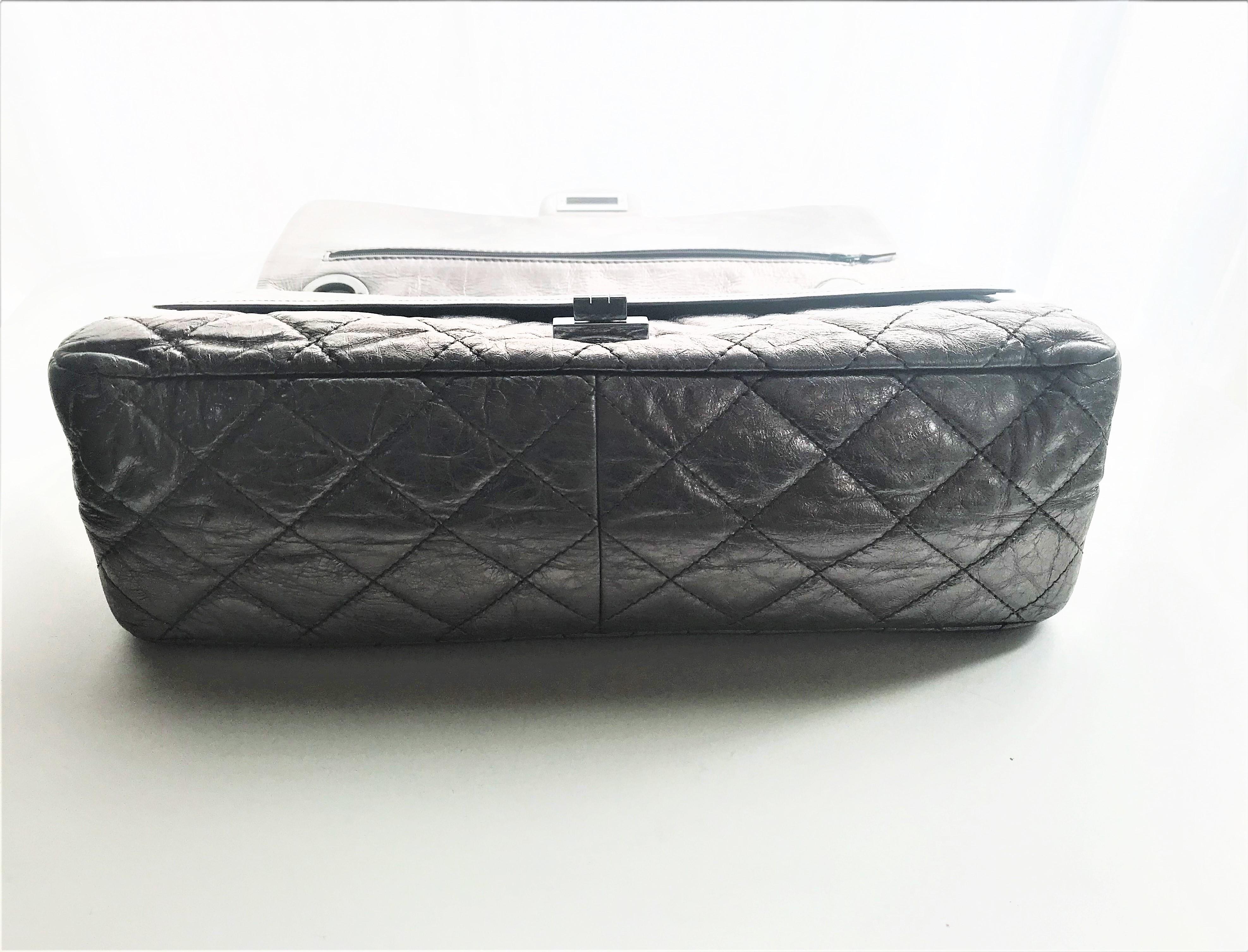 Chanel Leder Distressed Silber Reissure 2, 55 Maxi-Doppelklappentasche 2000er Jahre   im Angebot 9