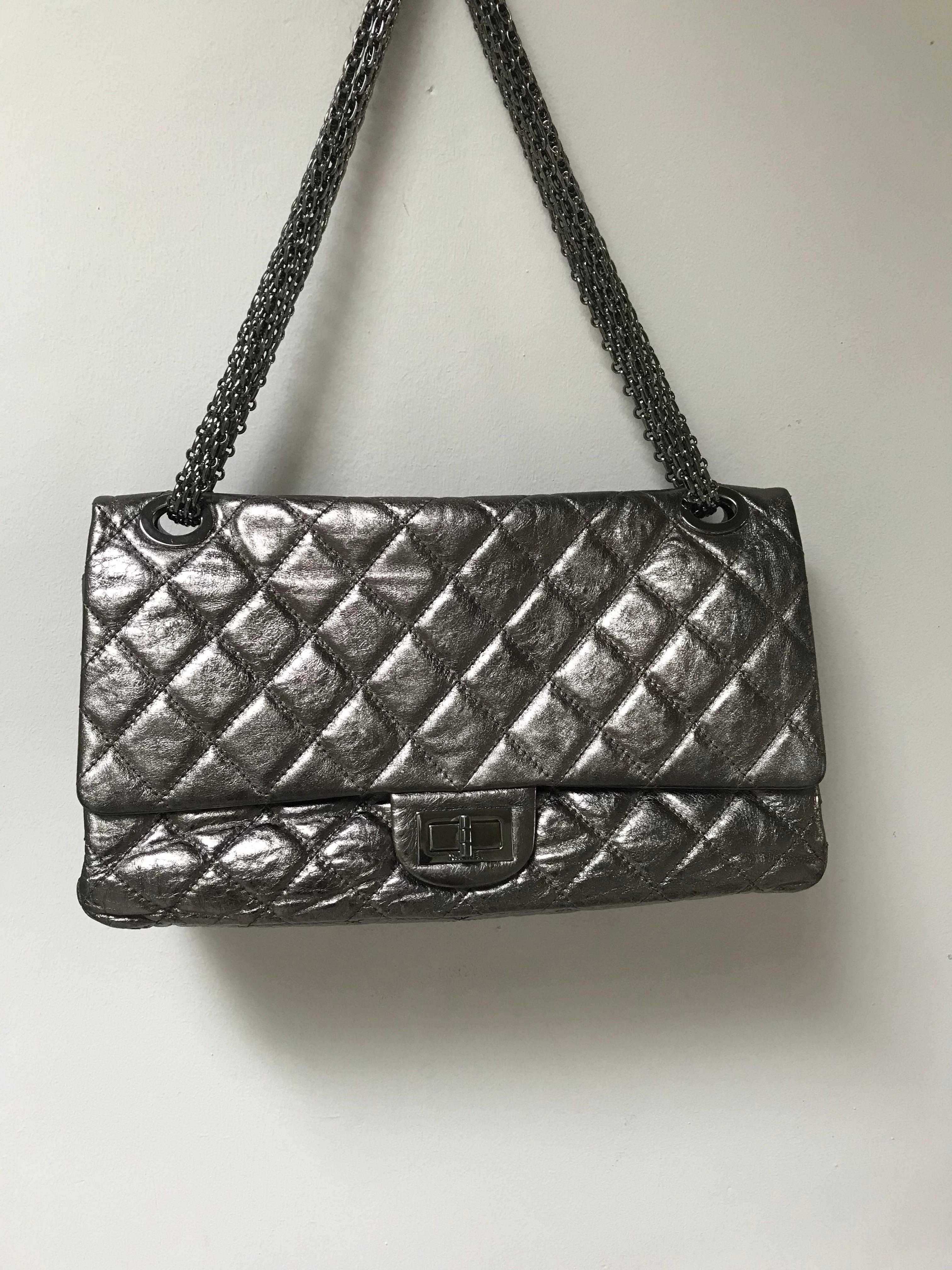 About
Limited edition maxi Reissure double flap Chanel bag  in silver metallic-distressed leather and with thick silver chains. Double chain 62 cm, long with one chain 100 cm.  
Measurements:
Length: 14 inches ( 35,5 cm)
Height:  8  inches ( 20
