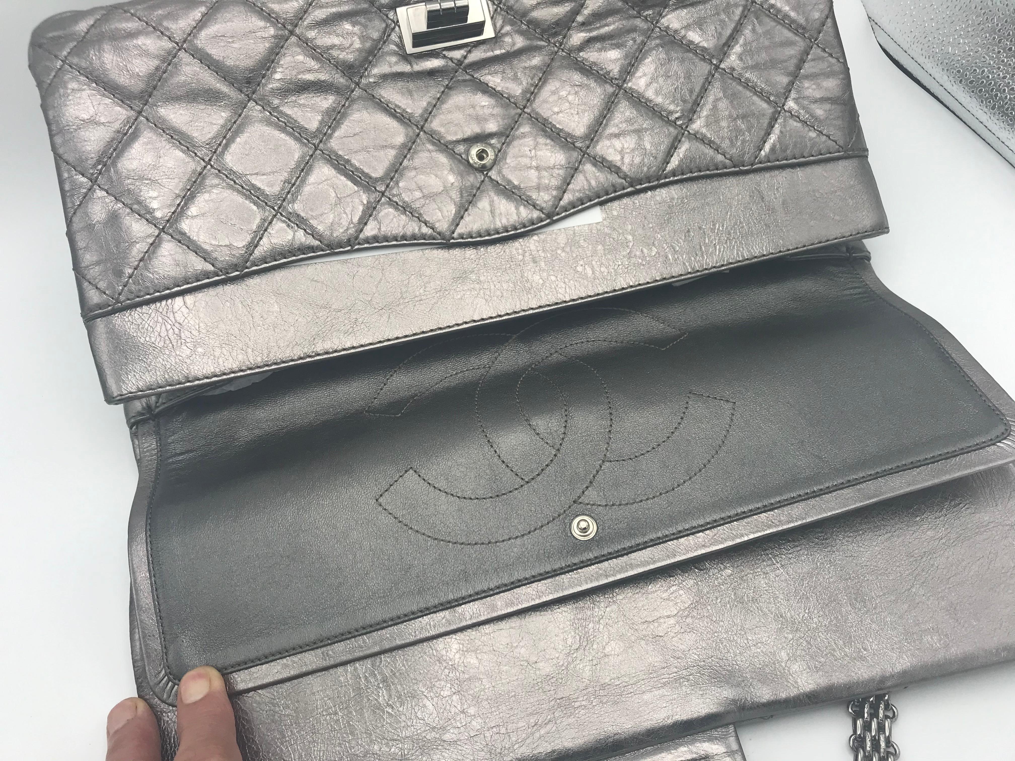Chanel Leder Distressed Silber Reissure 2, 55 Maxi-Doppelklappentasche 2000er Jahre   im Zustand „Hervorragend“ im Angebot in Stuttgart, DE