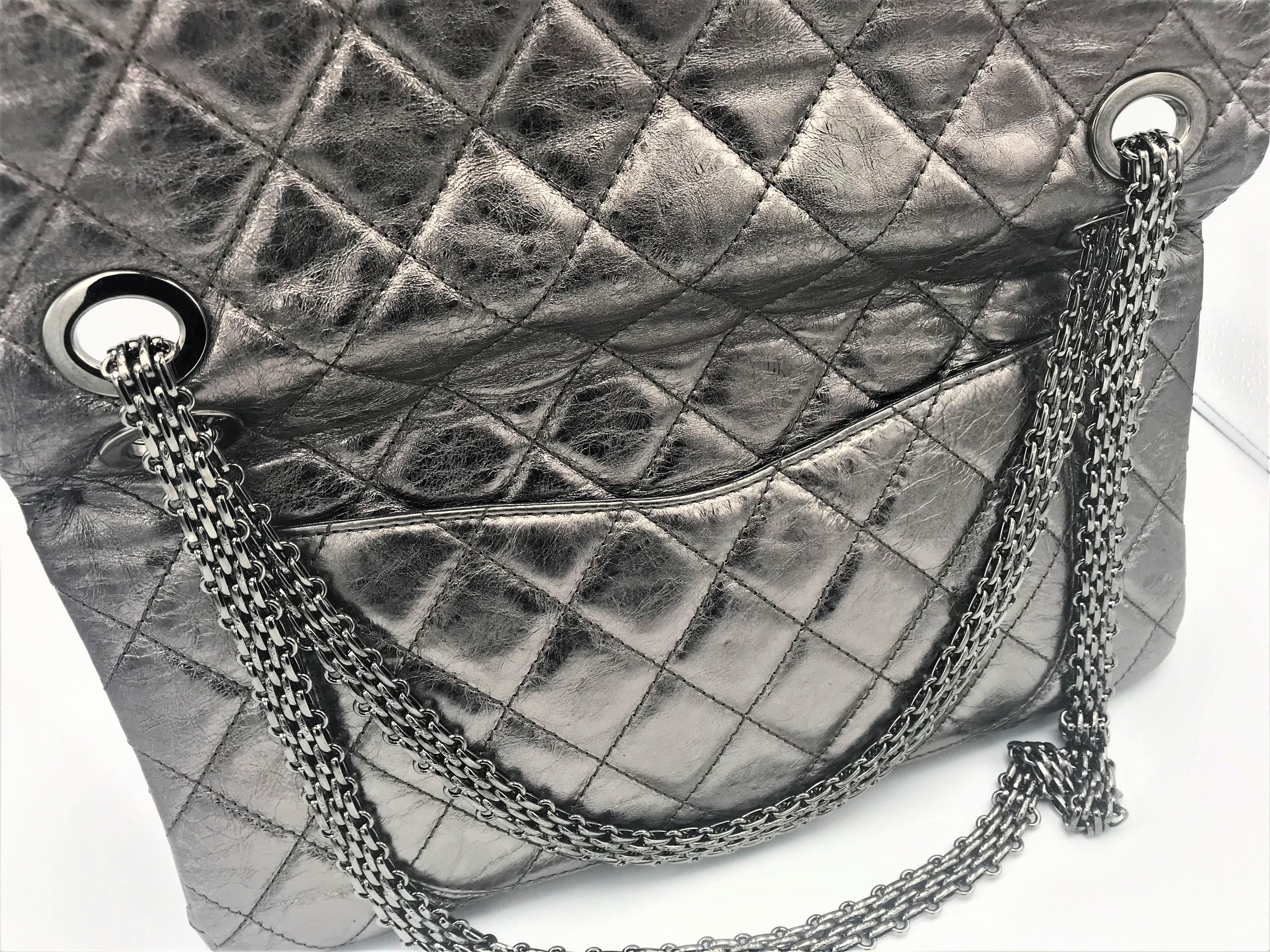 Chanel Leder Distressed Silber Reissure 2, 55 Maxi-Doppelklappentasche 2000er Jahre   für Damen oder Herren im Angebot