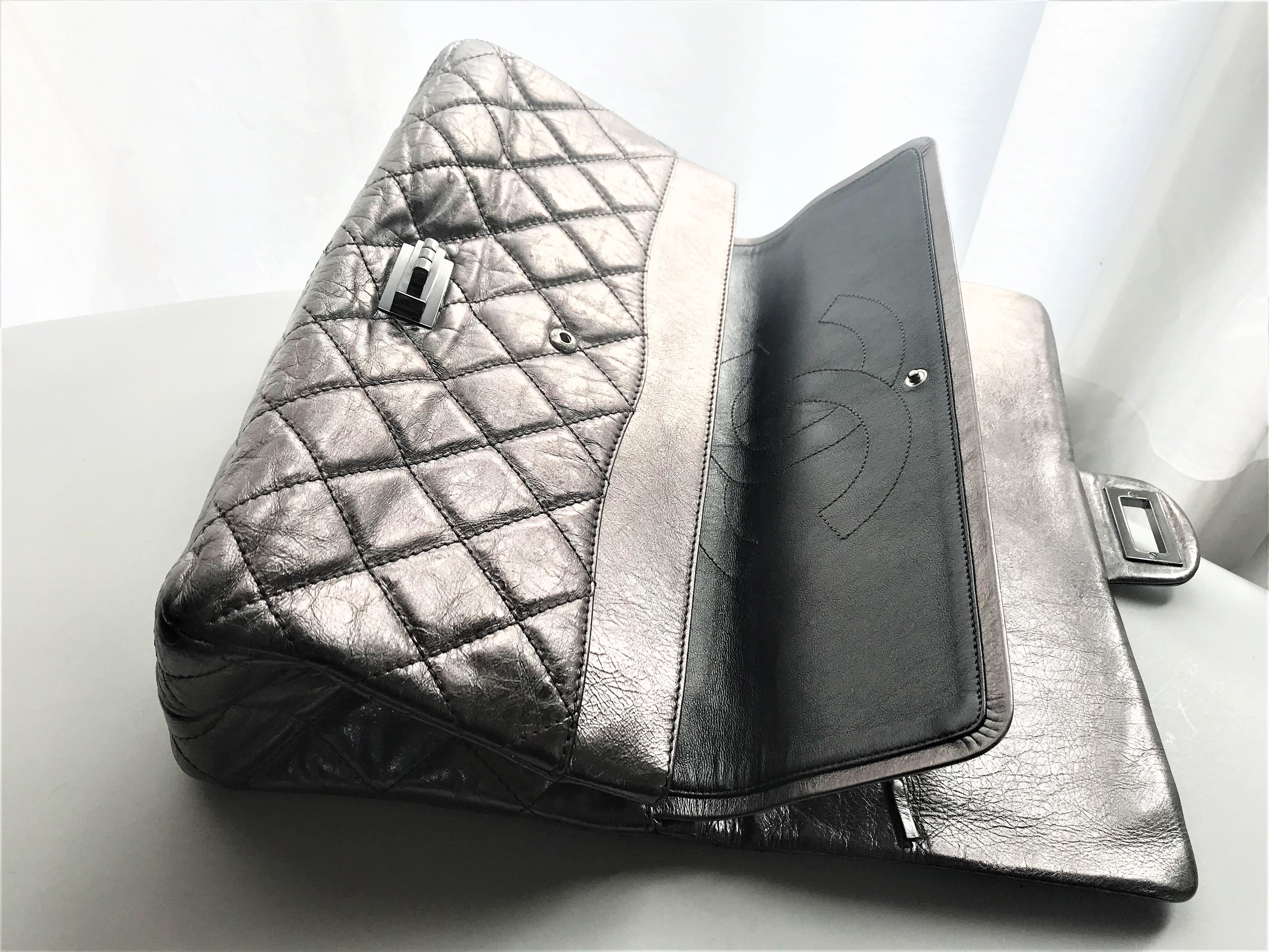 Chanel Leder Distressed Silber Reissure 2, 55 Maxi-Doppelklappentasche 2000er Jahre   im Angebot 1