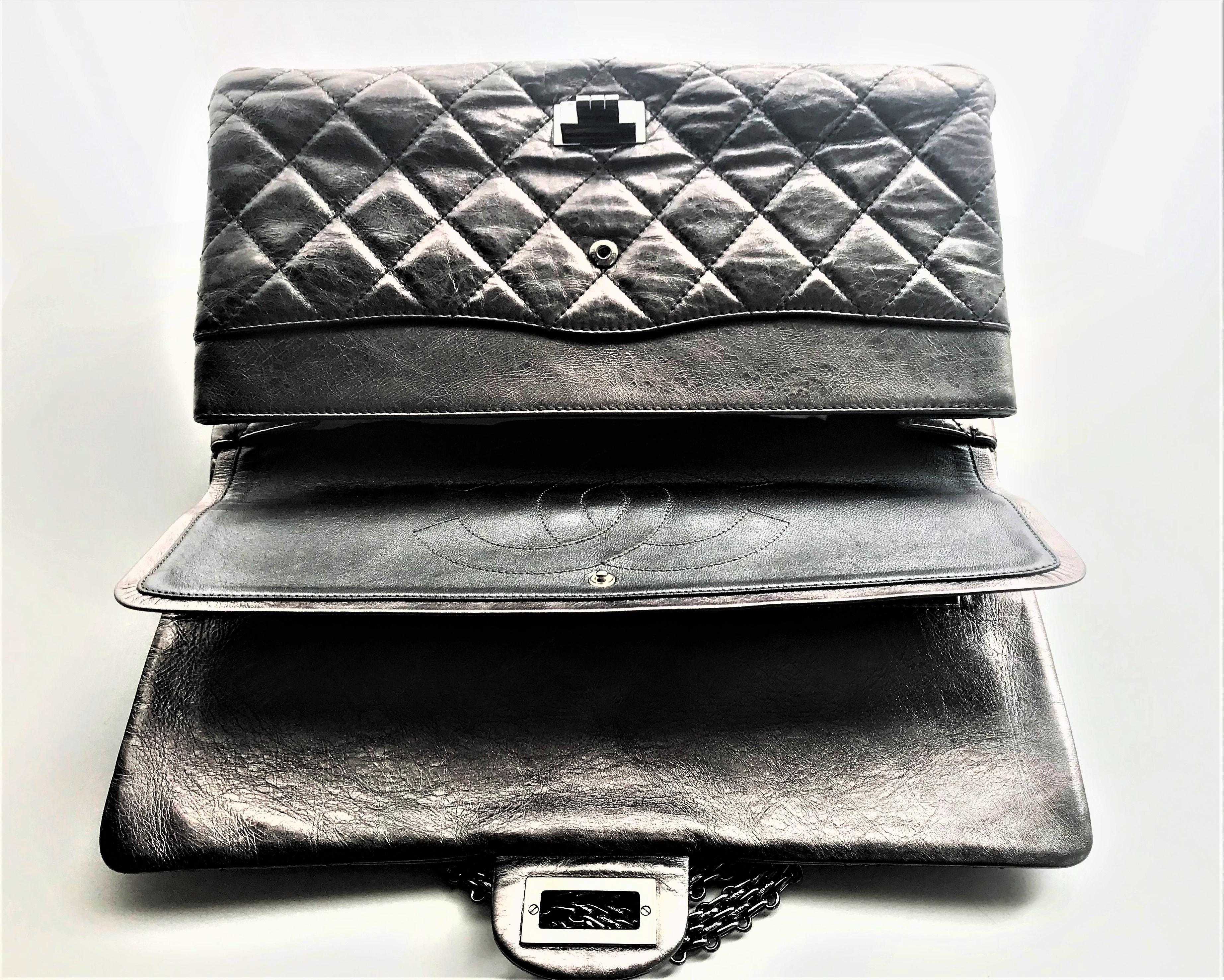 Chanel Leder Distressed Silber Reissure 2, 55 Maxi-Doppelklappentasche 2000er Jahre   im Angebot 5