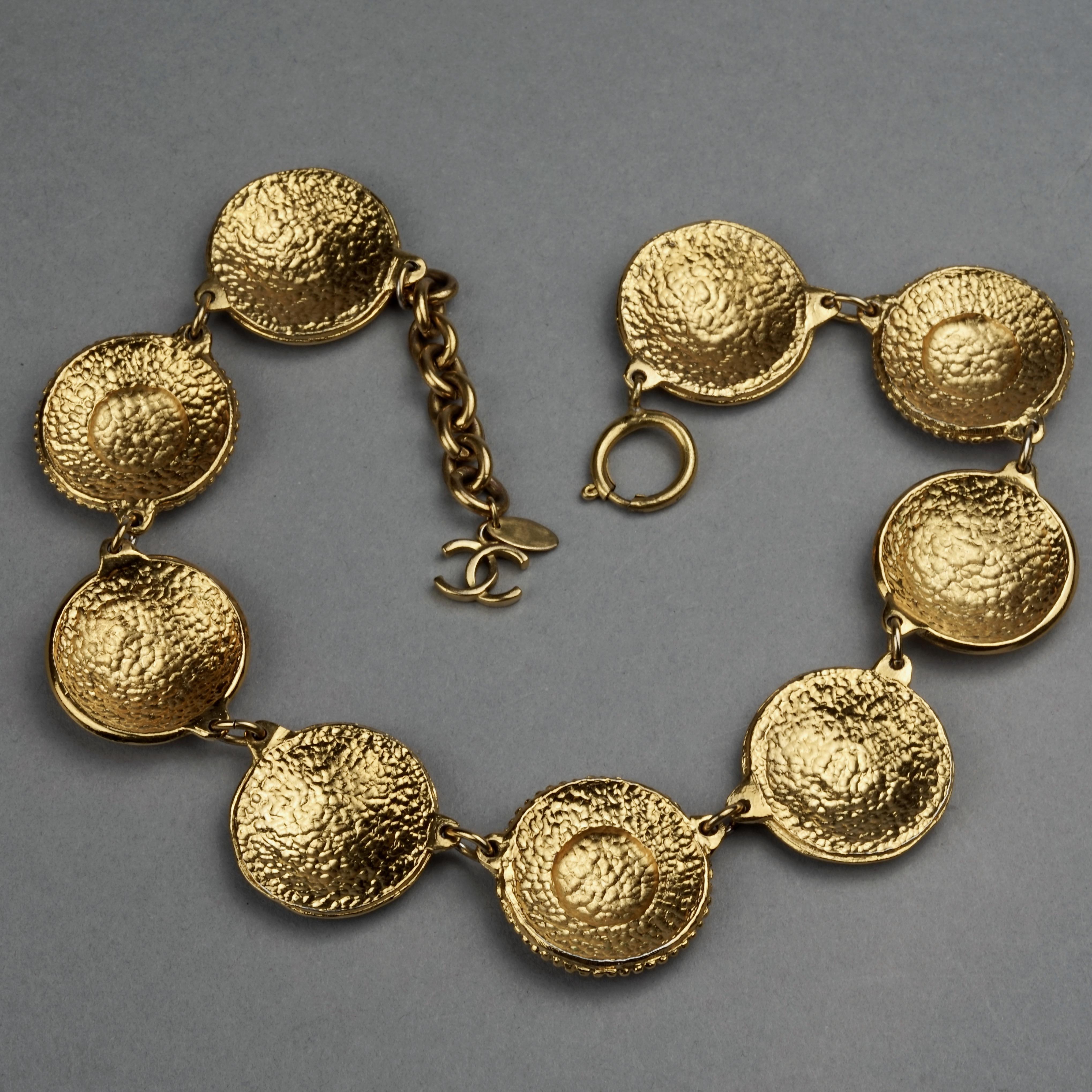 Vintage CHANEL Medallion Necklace In Good Condition In Kingersheim, Alsace