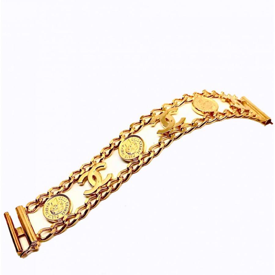 Vintage Chanel double-ranked bracelet in gold plated. CC and medal linked by gourmet chains. This item is in perfect condition. Chanel stamp on the clasp.
The dimensions are for the length 18.7 cm and not adjustable. The clasp is secured. 
The