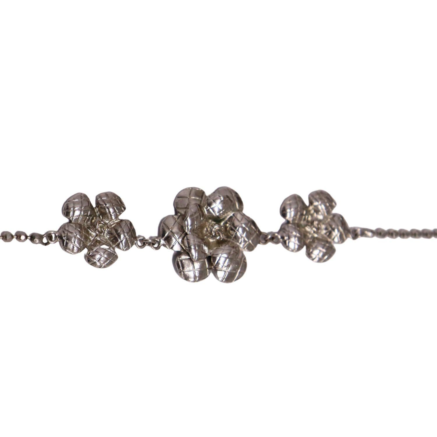Chanel Kettenhalsband mit drei silbernen Blumendetails

Farbe: Silber
MATERIAL: Metall
Große Kamelie Größe: 3cm X 3cm
Kleine Kamelie Größe: 2cm X 2cm
Zusätzliche Informationen:
Zustand: Ausgezeichnet 