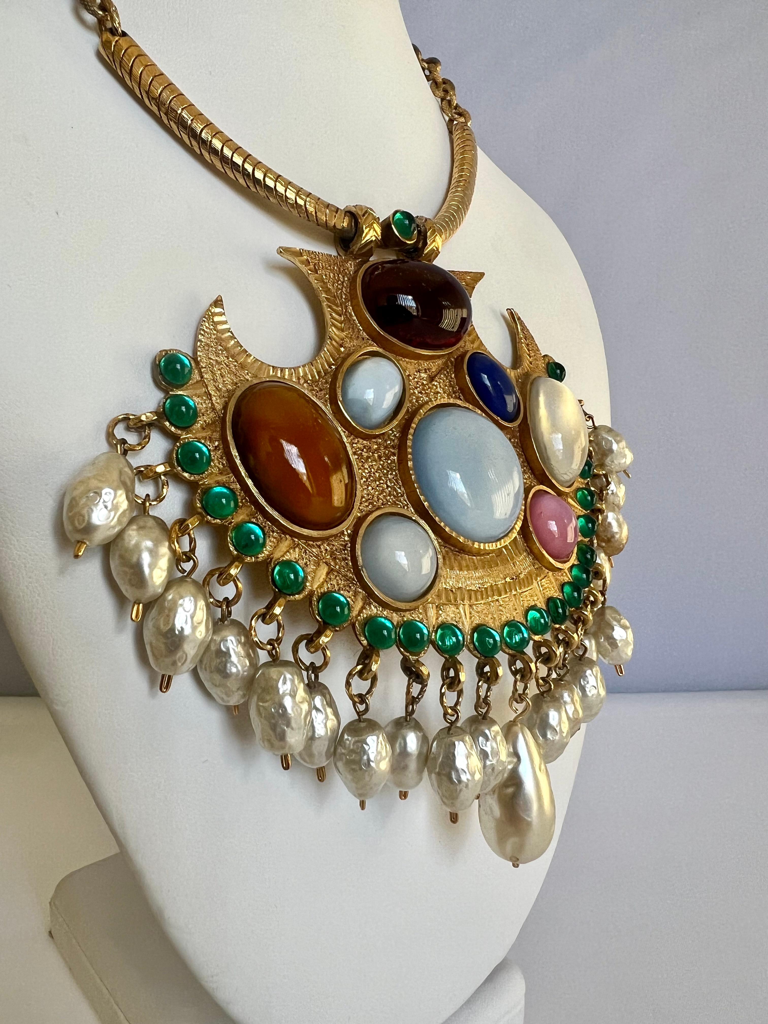 Collier vintage Coco Chanel avec pendentif en métal doré et motifs du Moyen-Orient. Le collier à chaîne en vermeil est orné de cabochons en 