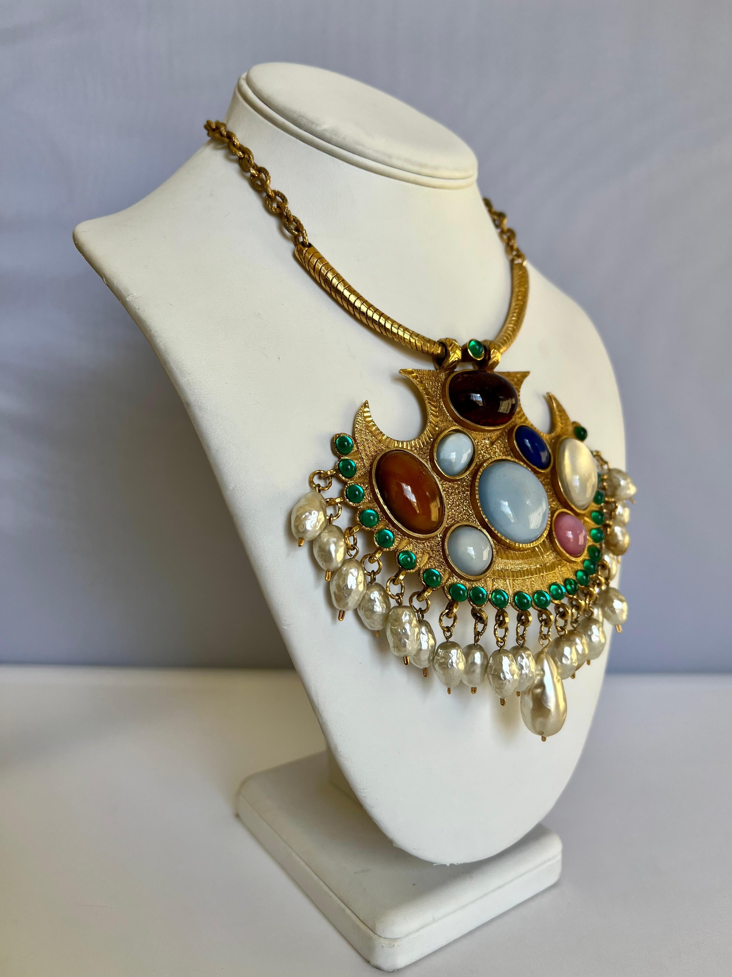 Byzantin Chanel Collier pendentif vintage à motif moyen-oriental avec bijoux et perles  en vente