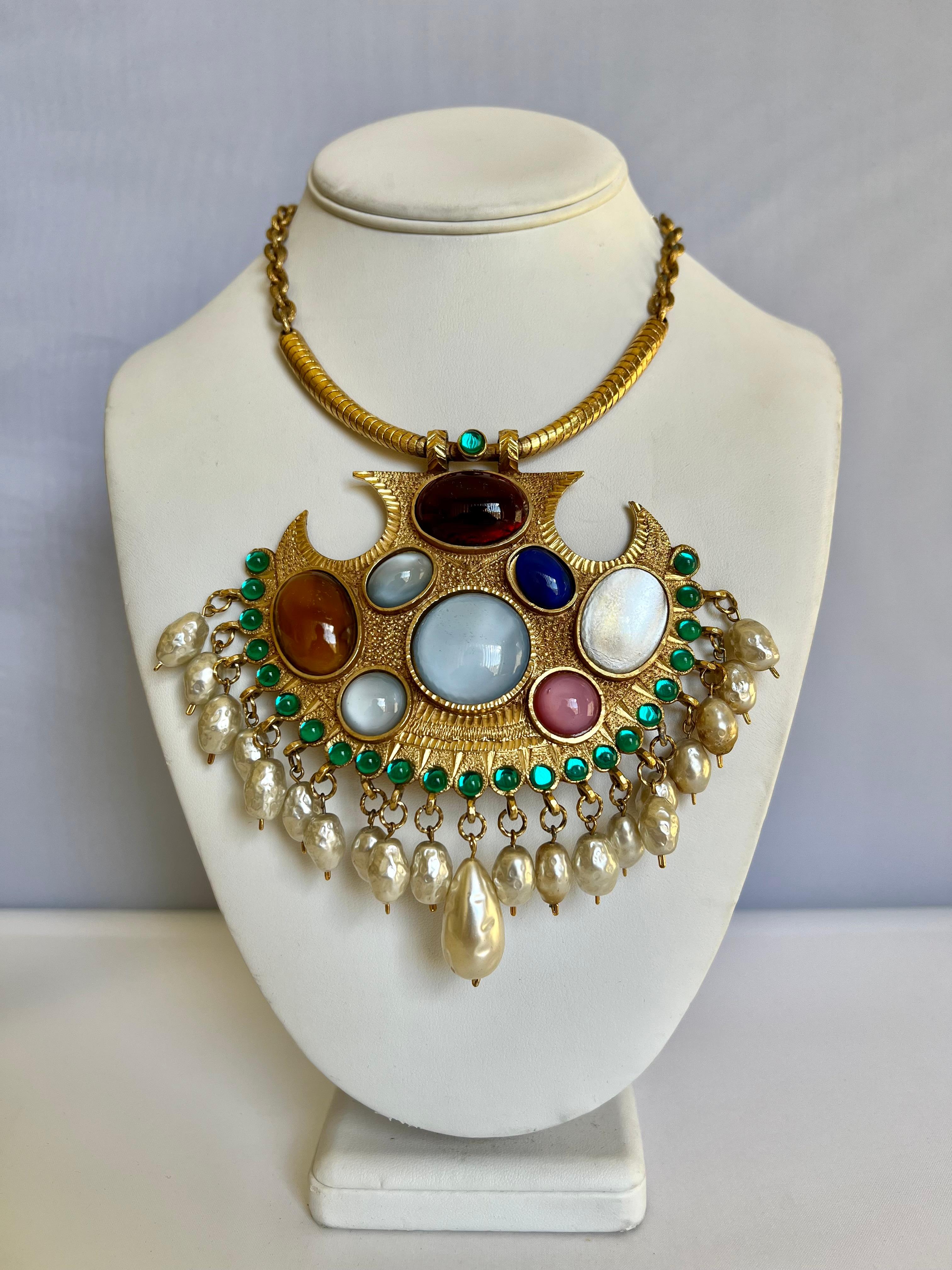 Perle Chanel Collier pendentif vintage à motif moyen-oriental avec bijoux et perles  en vente