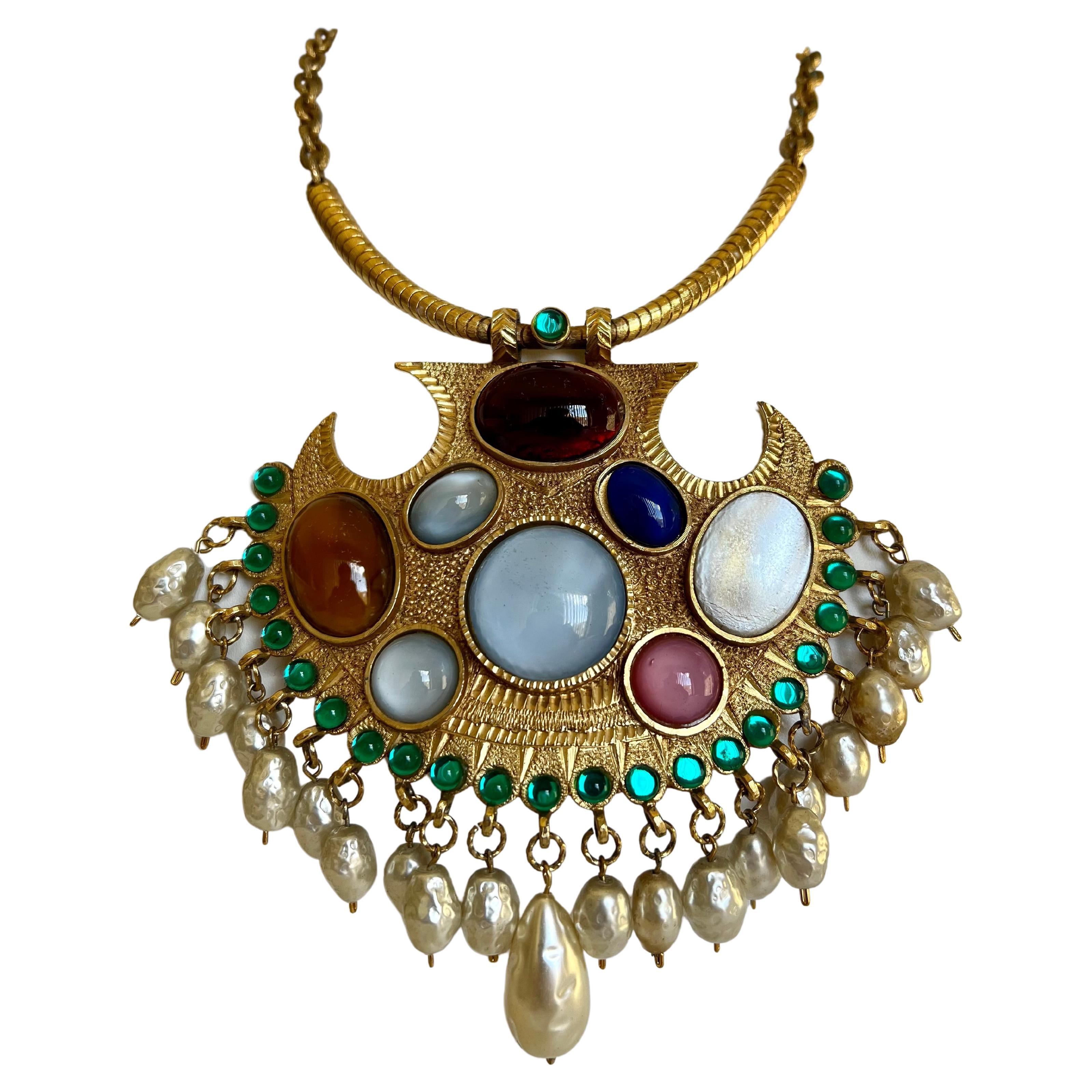 Chanel Collier pendentif vintage à motif moyen-oriental avec bijoux et perles  en vente