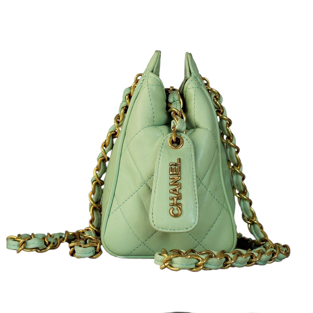 Very rare and prestigious Chanel mini bag
Vintage from the 90s
Matelassé leather
Light mint green color
Golden chain
Two internal pockets, one with zip
Cm 15 x 14 x 9 (5.9 x 5.5 x 3.54 inches)
Rare piece
Worldwide express shipping included in the