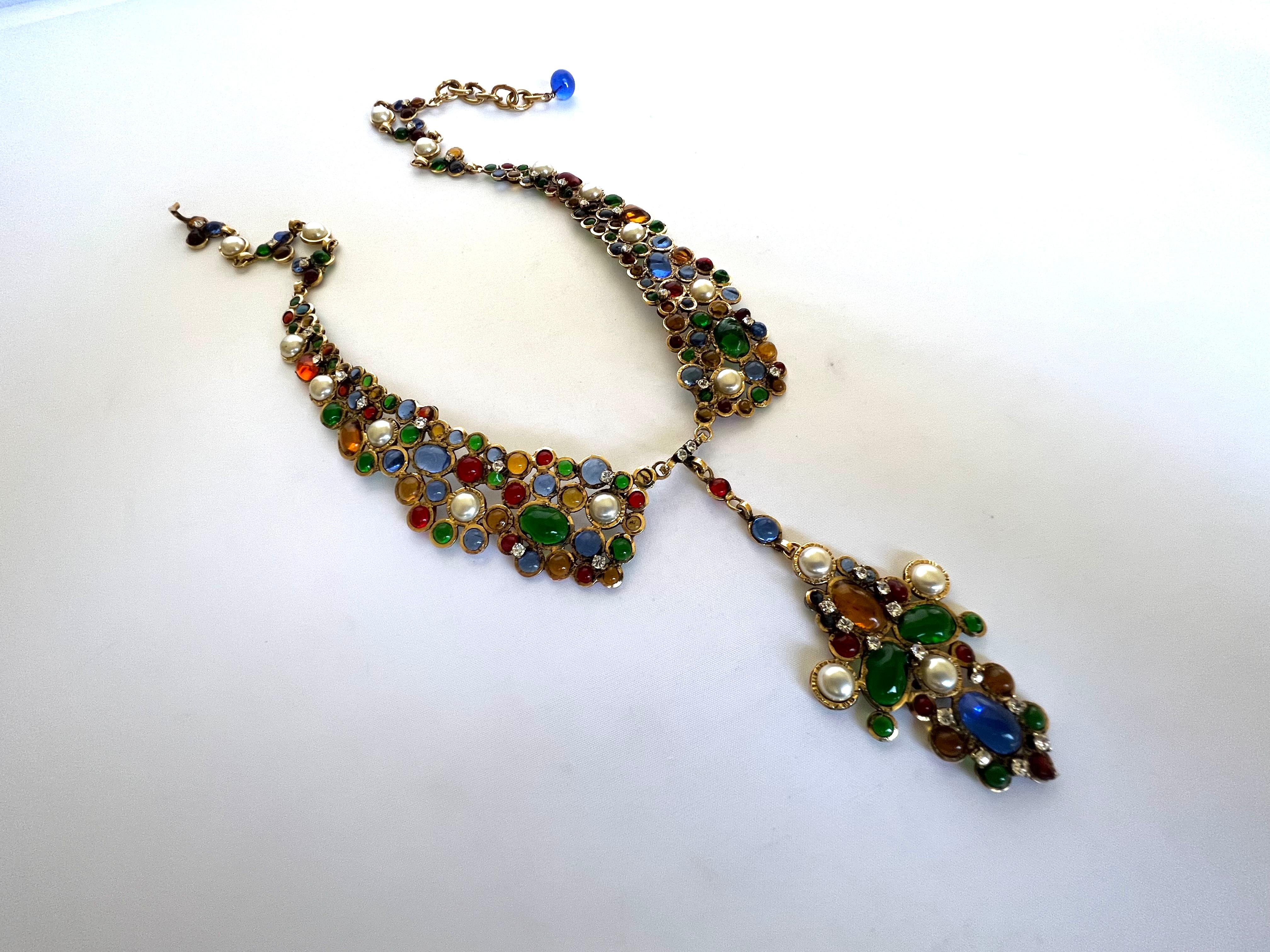 Äußerst seltene Vintage-Halskette im Moghul-Stil von Maison Gripoix für Chanel. Das Collier ist mit farbigem Pate de Verre, Kristallpasten und großen weißen Kunstperlen verziert, die vollständig von Maison Gripoix in Paris handgefertigt wurden.