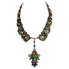 Chanel, collier pendentif de style Mogul en verre et fausses perles 