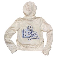 Bomber de sport vintage CHANEL avec monogramme CC FLORAL blanc bleu