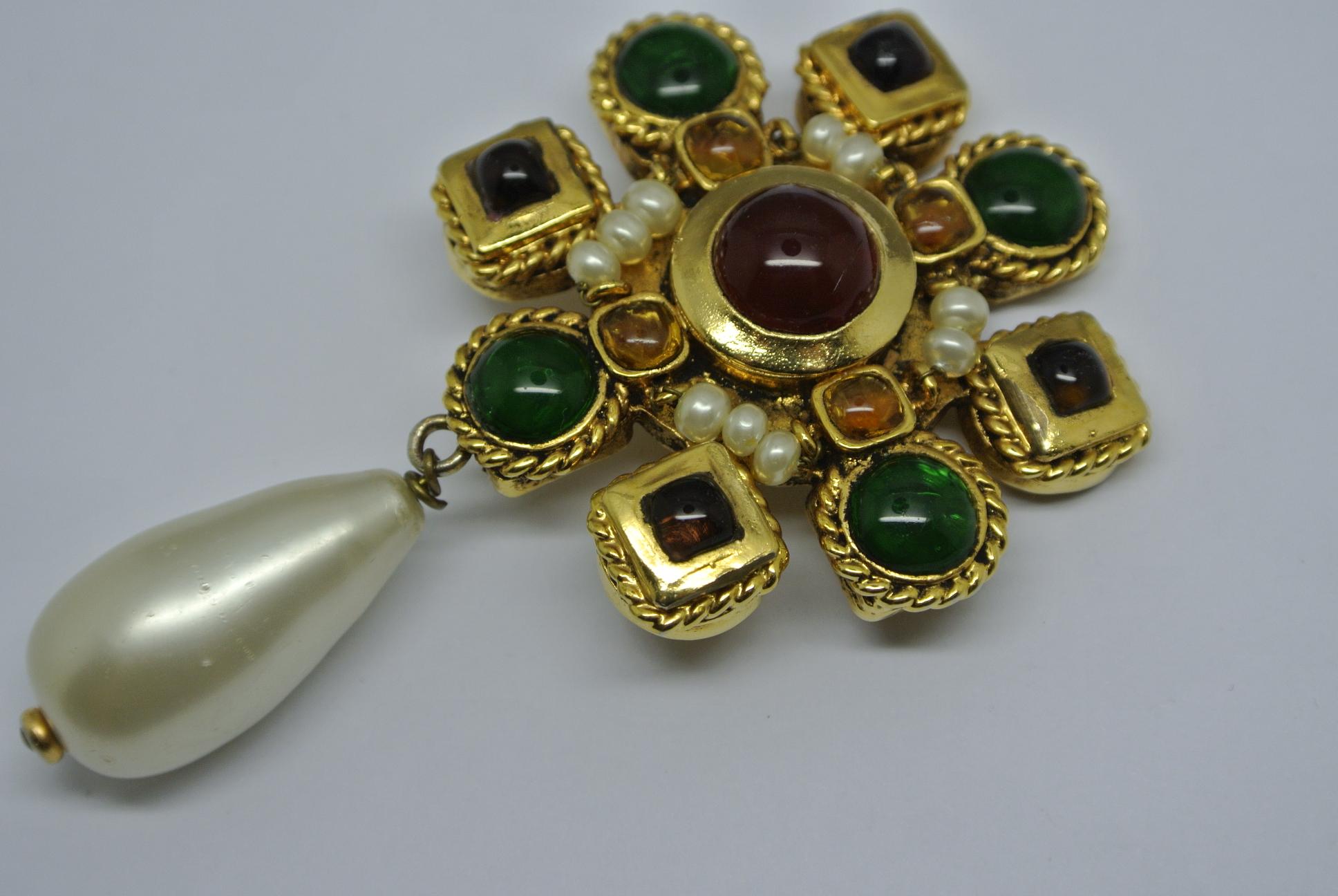 Vintage Chanel Multi-Color Gripoix Poured Glass Baroque Pearl Drop Brooch In Good Condition In Yuting Ren, GB