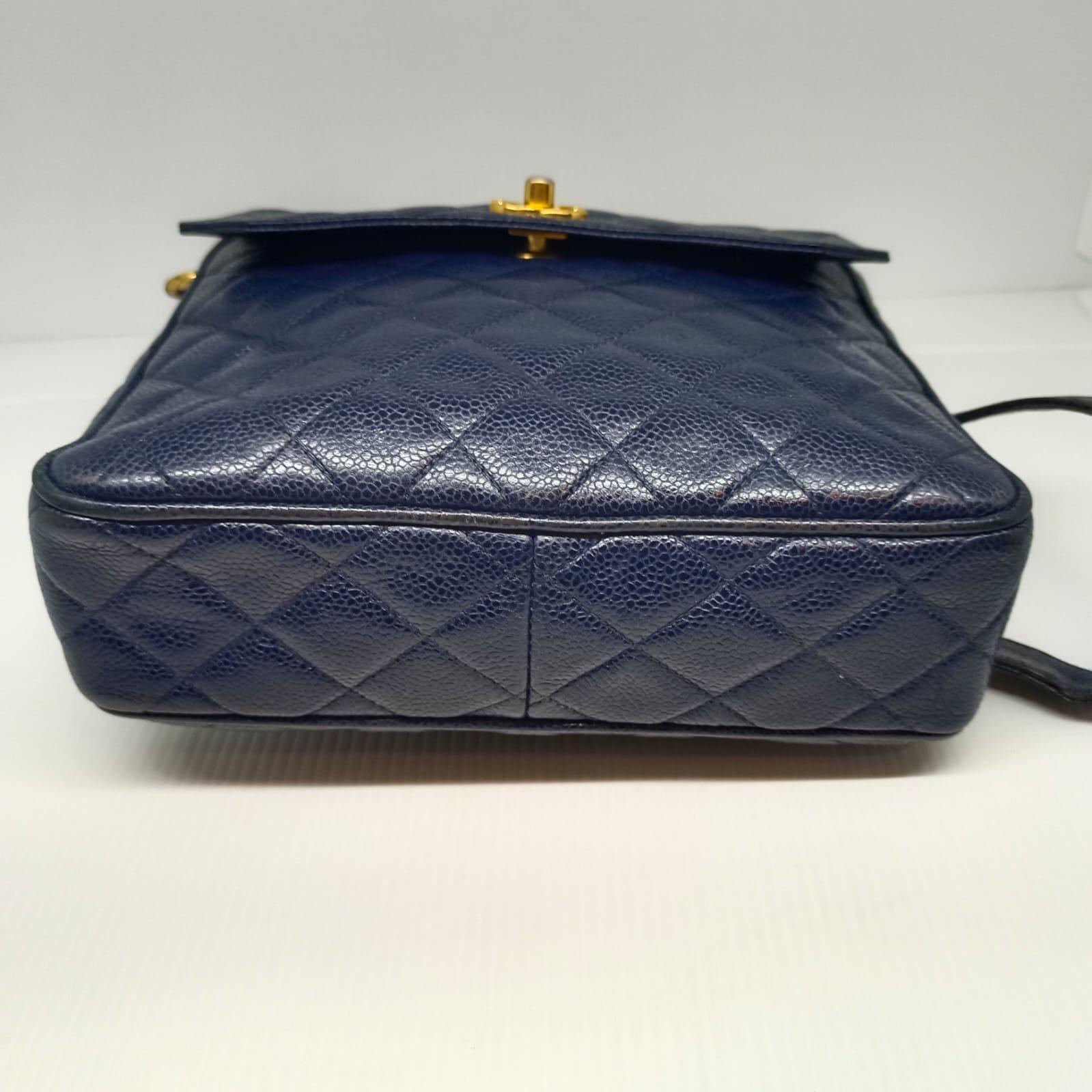 Chanel Marineblaue Kaviar-Sling Bag in Kaviar im Angebot 8
