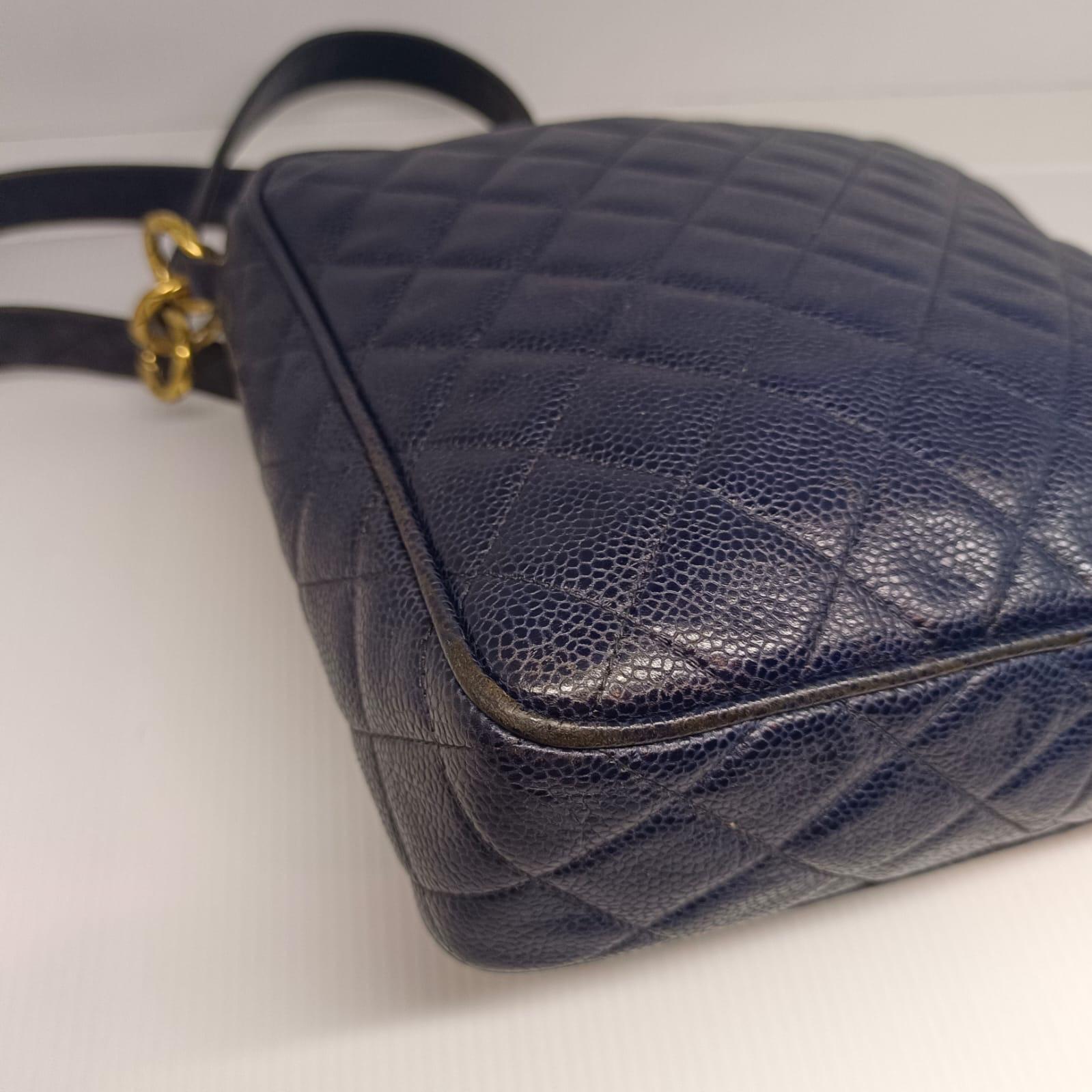 Chanel Marineblaue Kaviar-Sling Bag in Kaviar im Angebot 1